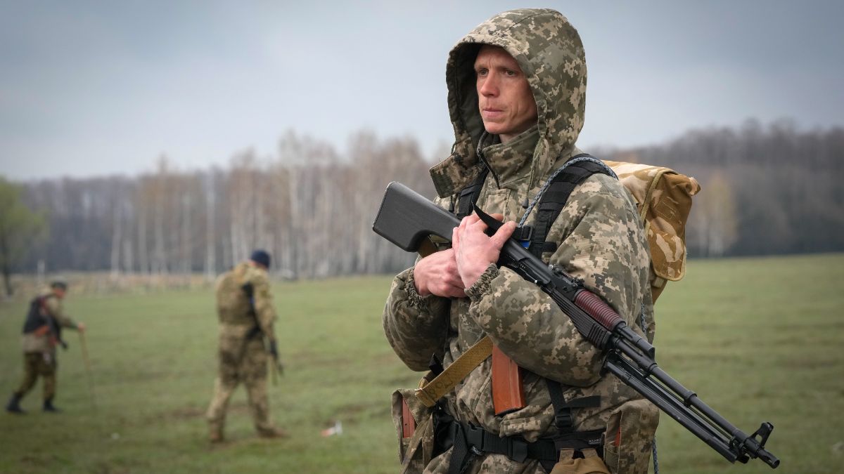 Un soldat ukrainien participe à la recherche de mines laissées derrière par l'armée russe.