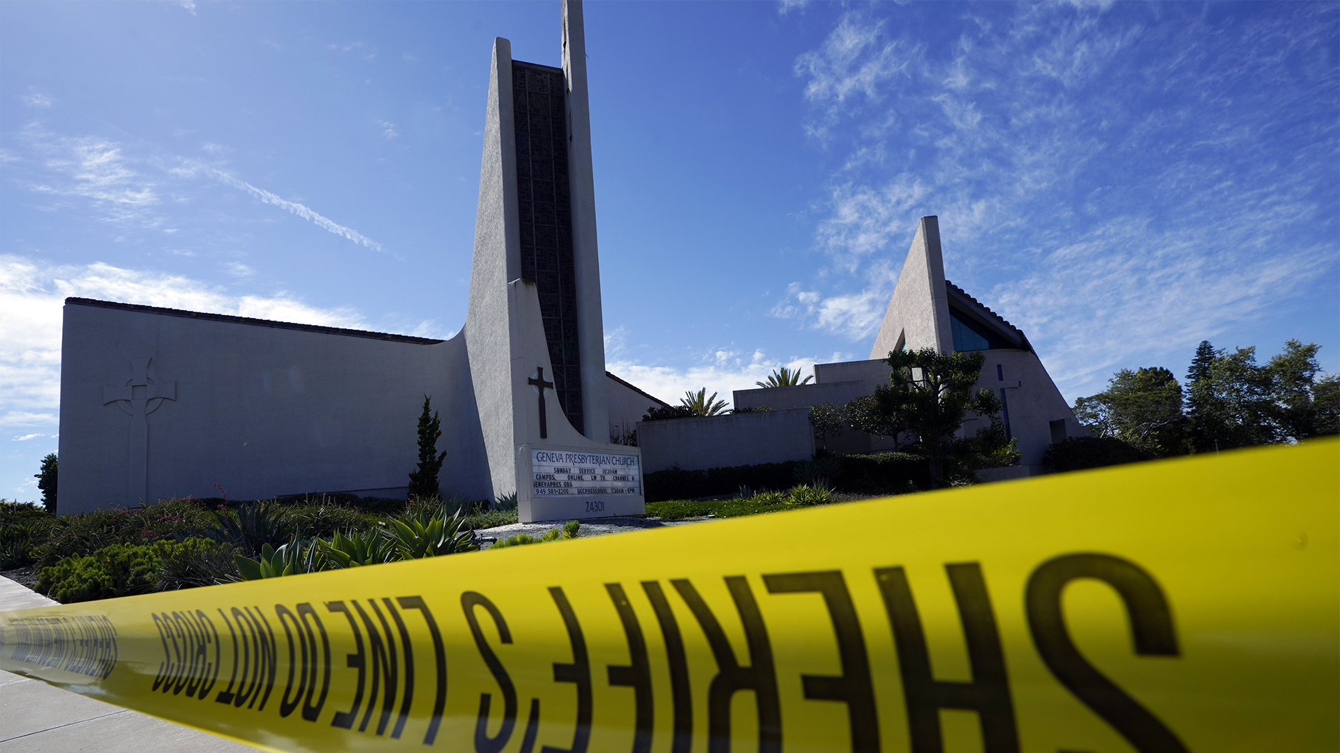 Une personne a été tuée et quatre autres grièvement blessées lors d'une fusillade dimanche après-midi dans une église presbytérienne de Californie, dans une banlieue où la majorité des habitants sont des personnes âgées, selon des responsables.