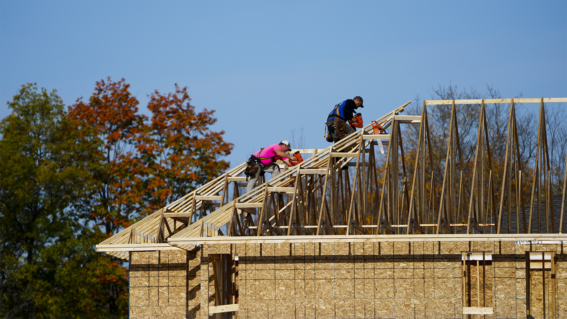Le niveau de mise en chantier des habitations atteint présentement un niveau historique au Canada, alors qu’il se situe au-dessus de 200 000 depuis juin 2020.