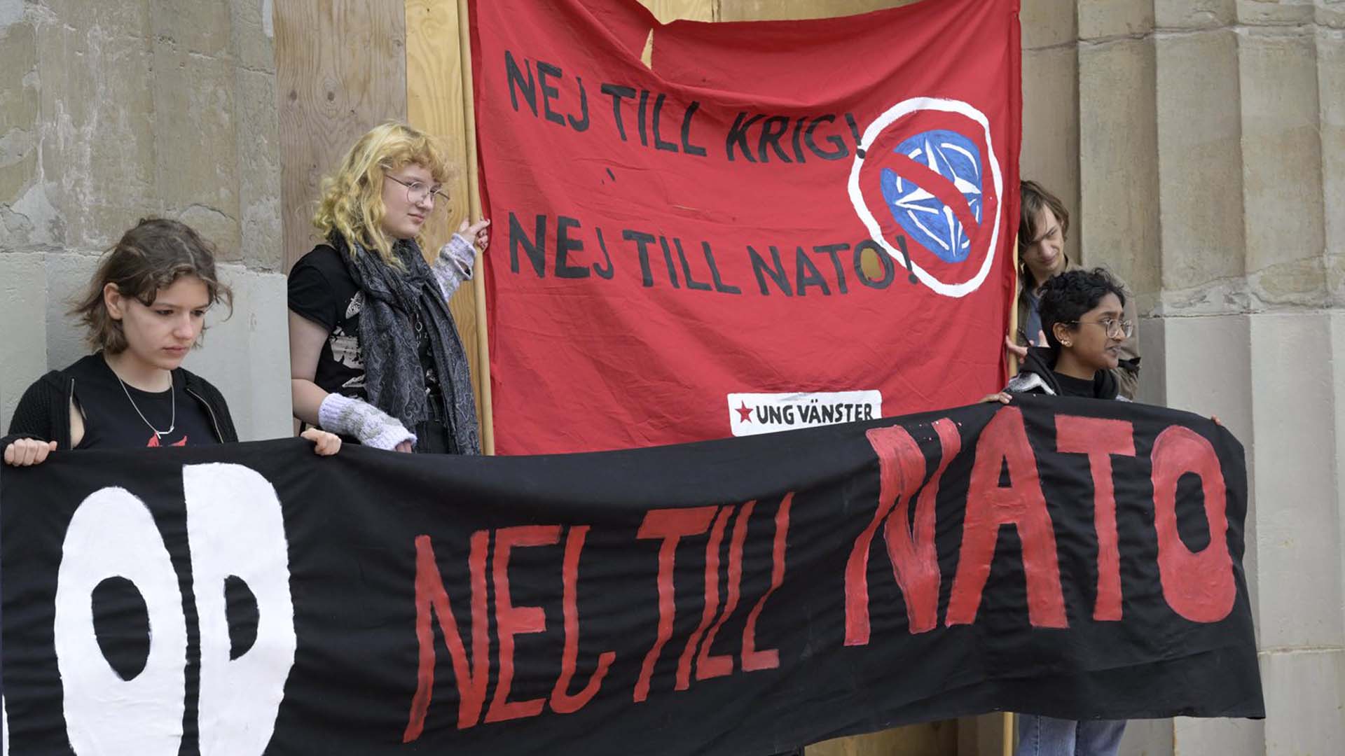 Des manifestants suédois demandent à leur gouvernement de ne pas rejoindre les rangs de l'OTAN.
