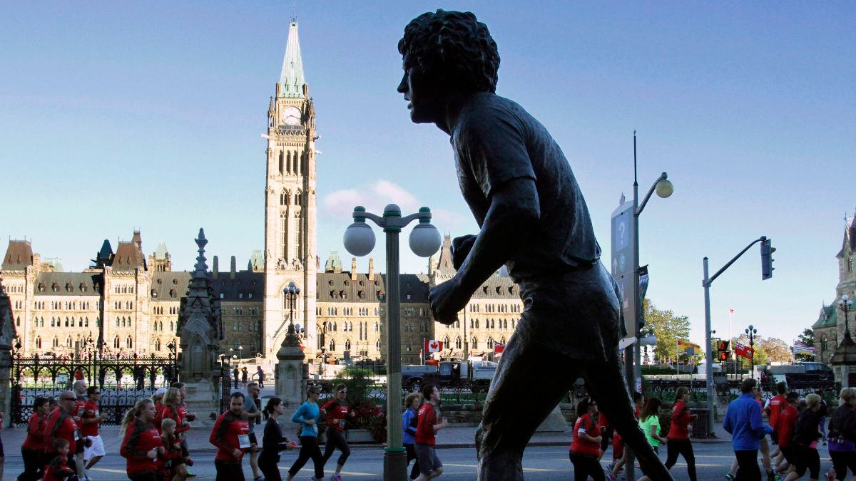 Terry Fox est devenu un héros national après avoir couru à travers le Canada afin d'amasser des fonds pour la recherche sur le cancer.