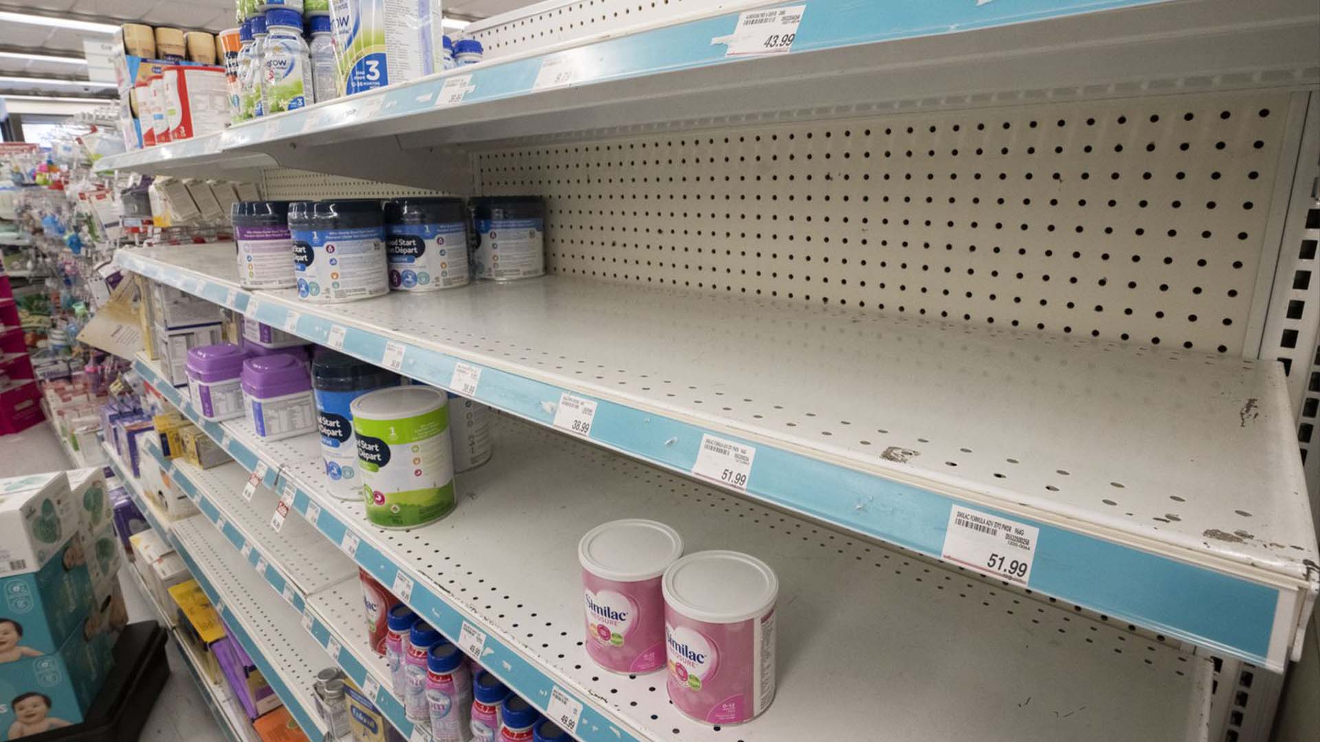 Des pénuries de nombreuses marques populaires de lait maternisé sont constatées sur une étagère de pharmacie, le lundi 16 mai 2022, à Montréal.