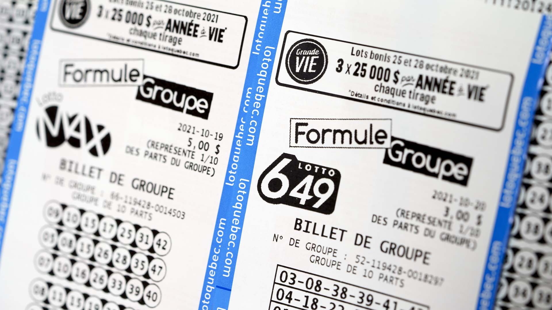 Un Loto Québec Lotto Max et un échantillon de billets 6-69 sont présentés à Montréal le mardi 19 octobre 2021.