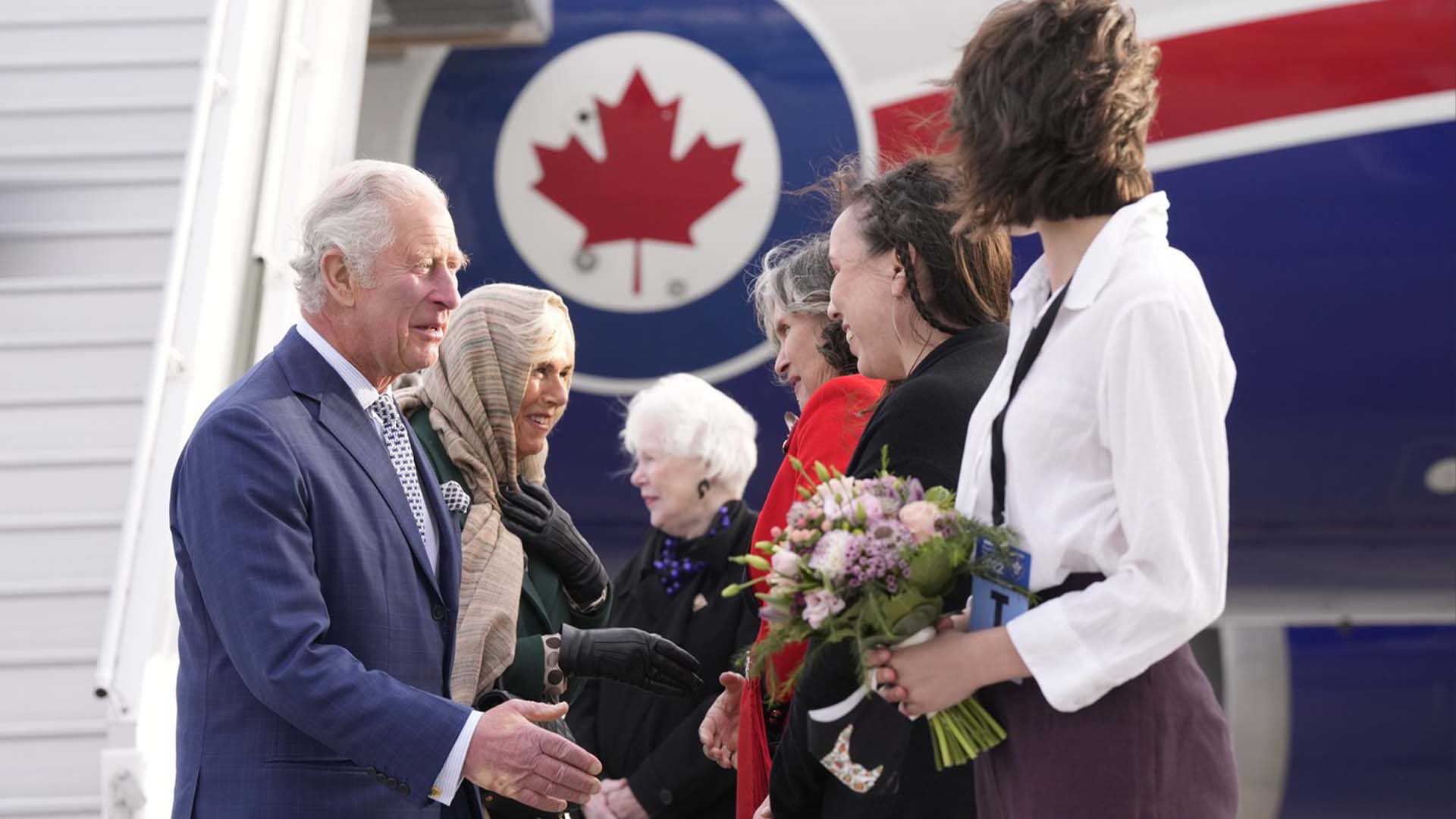 Le prince Charles et Camilla, duchesse de Cornouailles sont accueillis à leur arrivée à Ottawa dans le cadre d'une tournée canadienne de trois jours, le mardi 17 mai 2022.