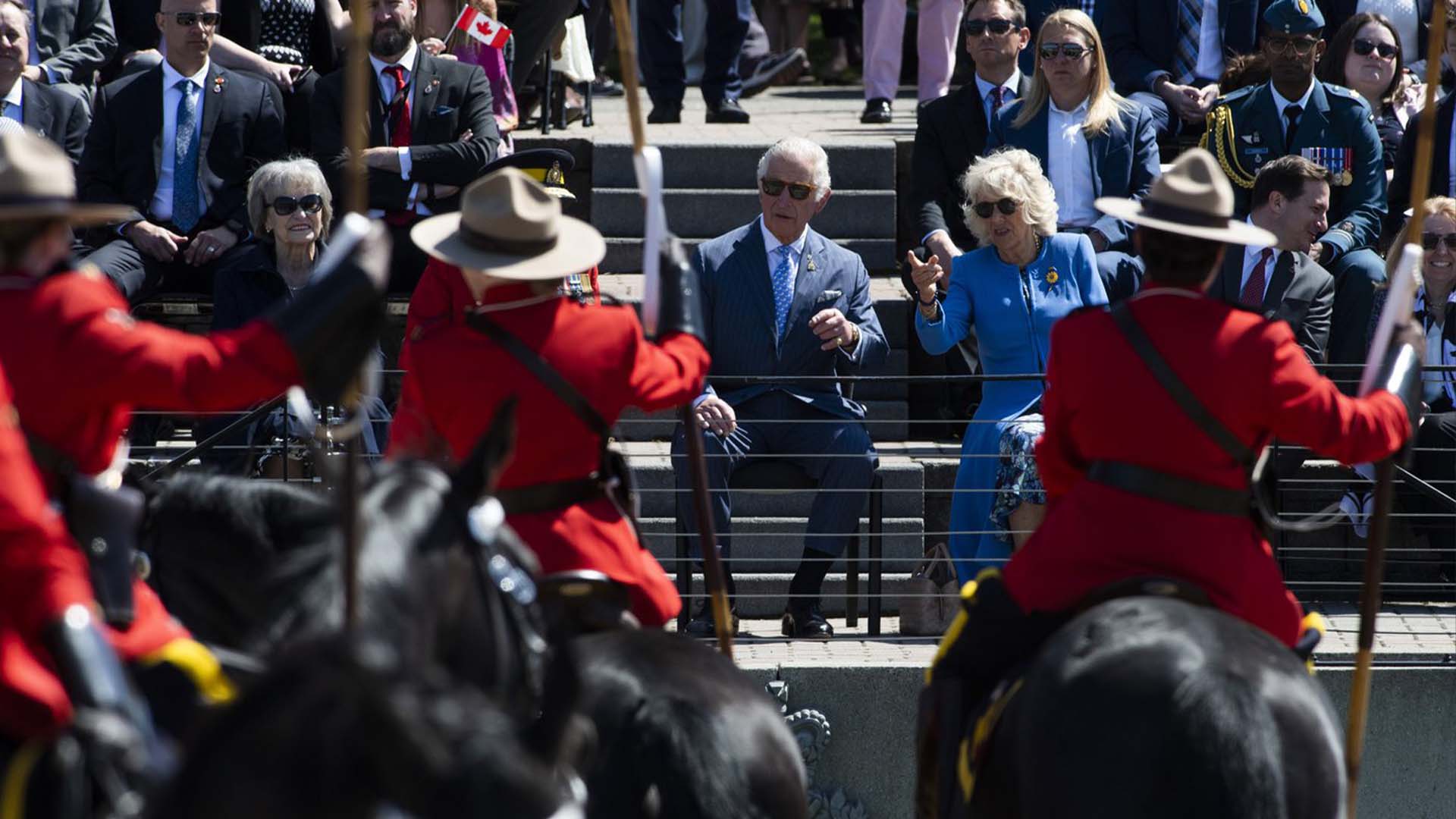 Le prince Charles et Camilla, duchesse de Cornouailles assistent à une représentation du Carrousel de la GRC à Ottawa, lors de leur tournée royale canadienne, le mercredi 18 mai 2022.
