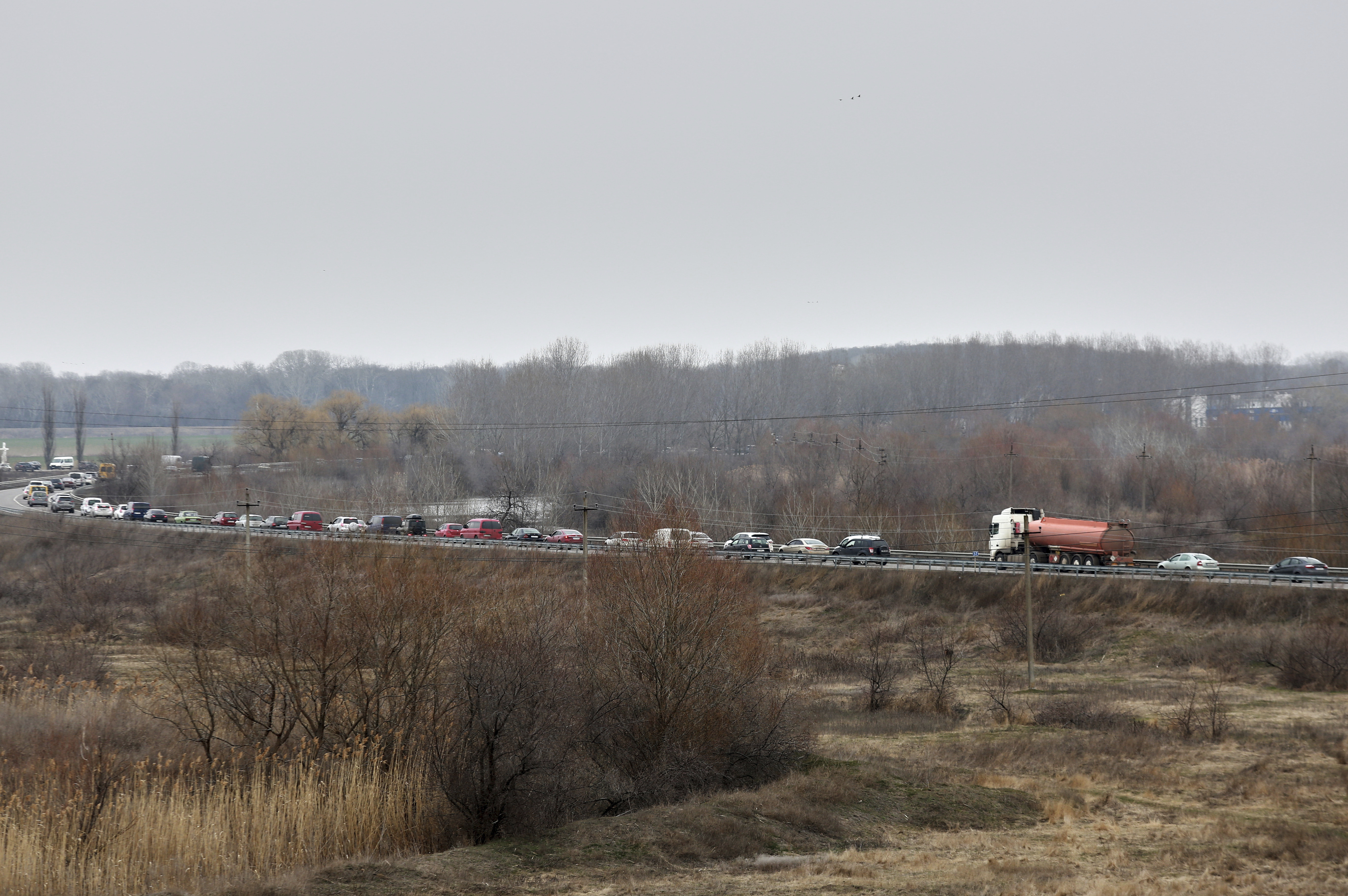Des voitures attendent à la frontière de Palanca, en Moldavie, en mars 2022. 