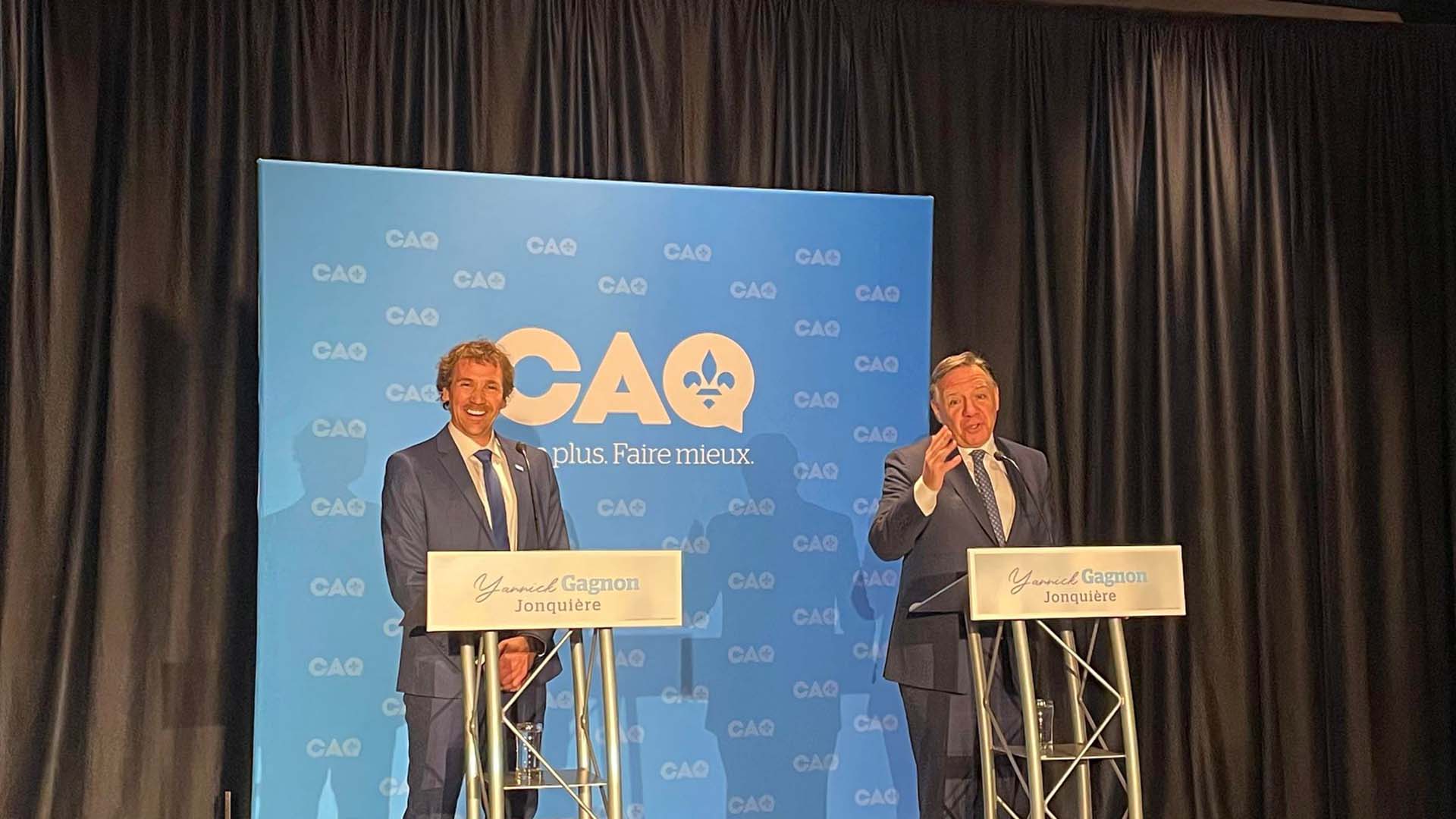 Le candidat de la CAQ dans Jonquière, Yannick Gagnon et le chef de la CAQ, François Legault en point de presse le jeudi 19 mai 2022.