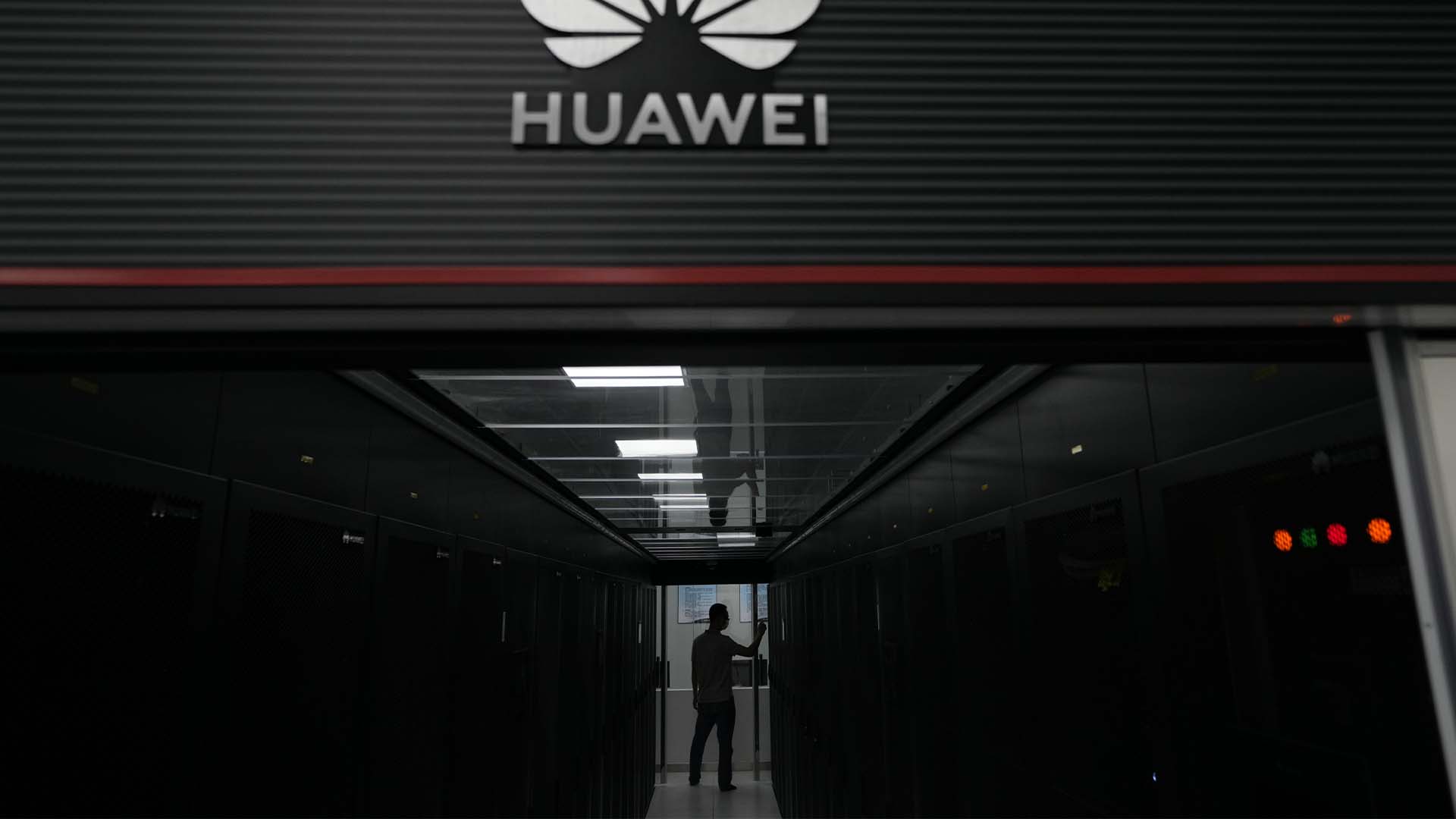 Le premier ministre Justin Trudeau, qui était de passe à Sept-Îles vendredi, a qualifié de «reponsable» la décision de son gouvernement d'interdire les sociétés chinoises Huawei Technologies et ZTE de ses réseaux mobiles de nouvelle génération.