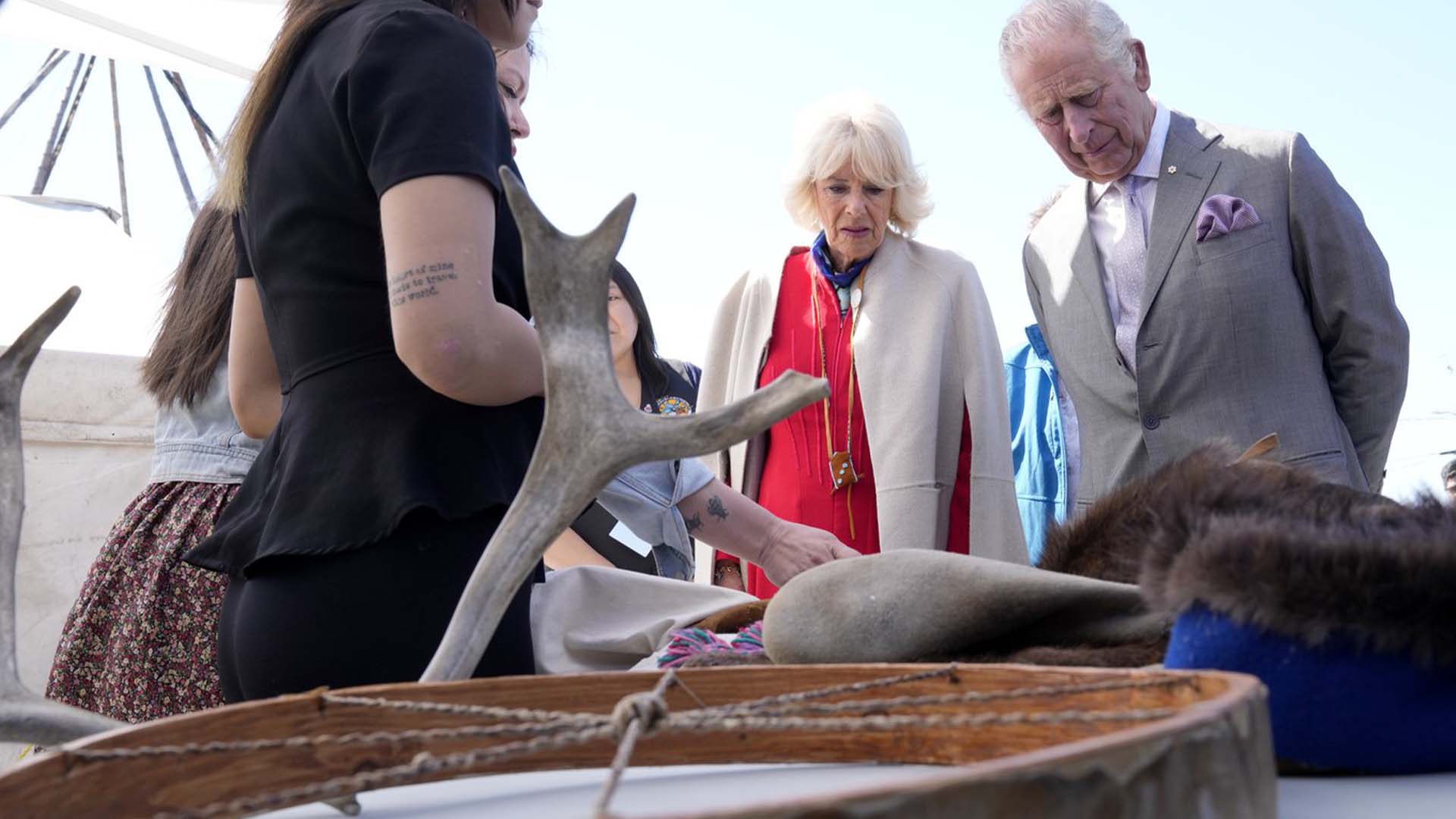 Le prince Charles, à droite, et Camilla, duchesse de Cornouailles, deuxième à partir de la droite, regardent une exposition d'outils et de vêtements de chasse traditionnels après leur arrivée à Yellowknife, dans les Territoires du Nord-Ouest, lors d'une partie de la tournée royale du Canada, le jeudi 19 mai 2022.