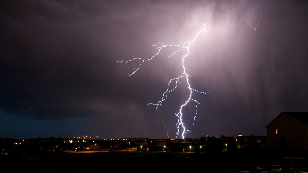 Cinq personnes sont mortes et des dizaines de milliers demeurent privées d'électricité à la suite des violents orages qui ont balayé l'Ontario et le Québec, samedi.