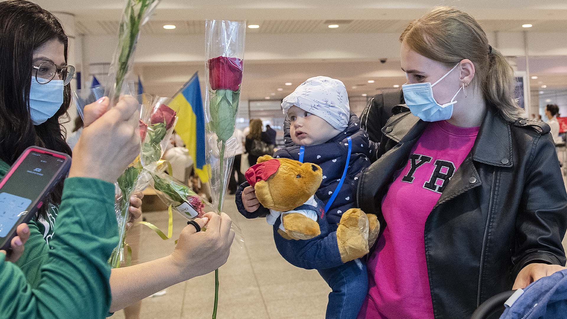 Un deuxième vol nolisé transportant des réfugiés ukrainiens ayant reçu une autorisation d'urgence pour entrer au Canada est arrivé à Montréal dimanche.