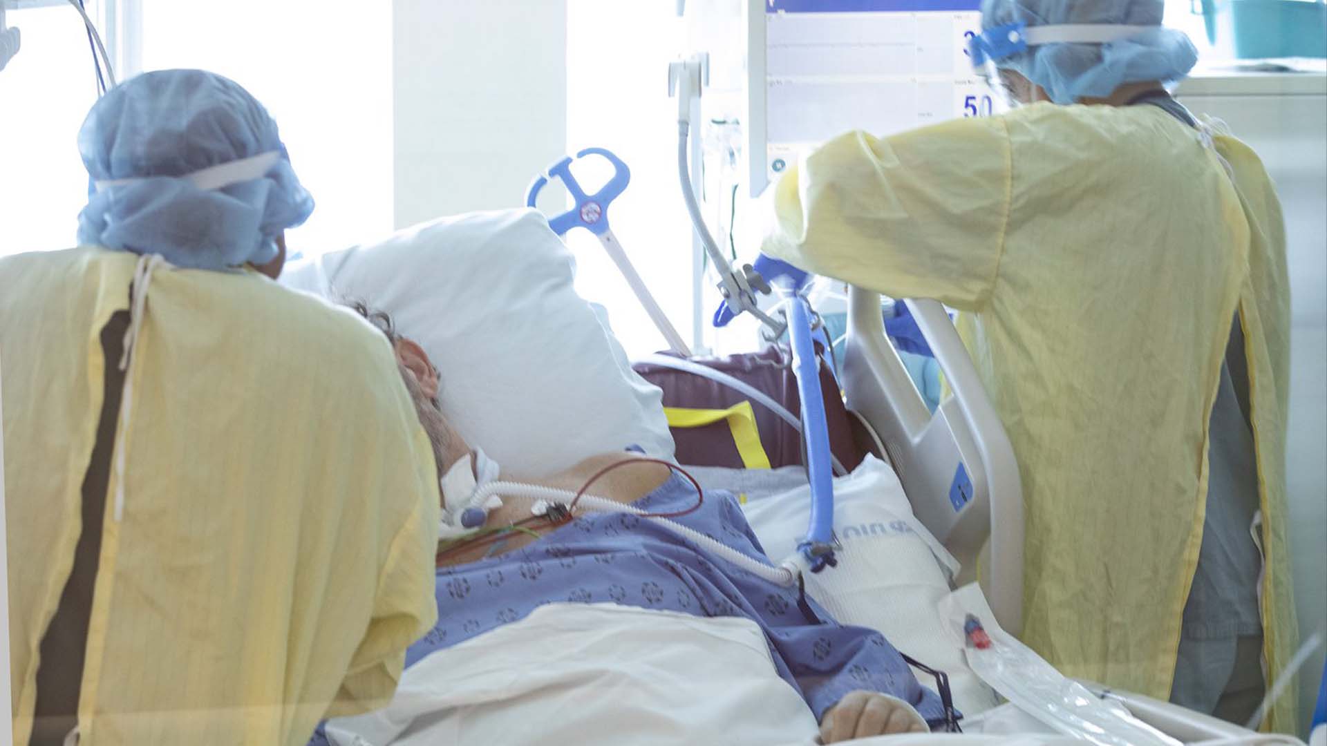 Des infirmières s'occupent d'un patient COVID-19 à l'unité de soins intensifs de l'hôpital Bluewater Health à Sarnia, en Ontario, le mardi 25 janvier 2022.