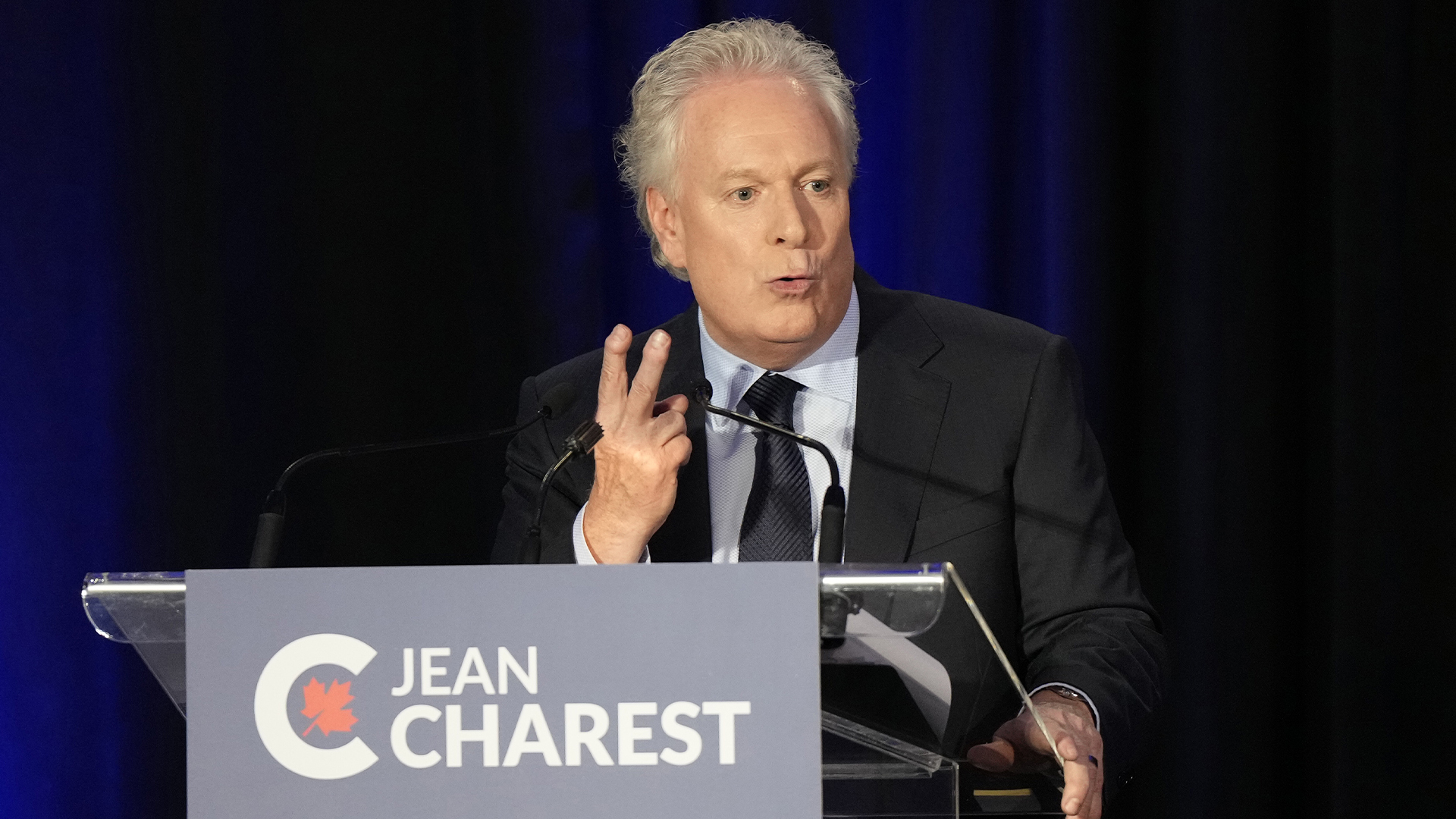 Le candidat à la chefferie conservatrice Jean Charest promet de soumettre à l'examen d'un groupe d'experts l'interdiction des armes à feu dites d'«assaut» au Canada.