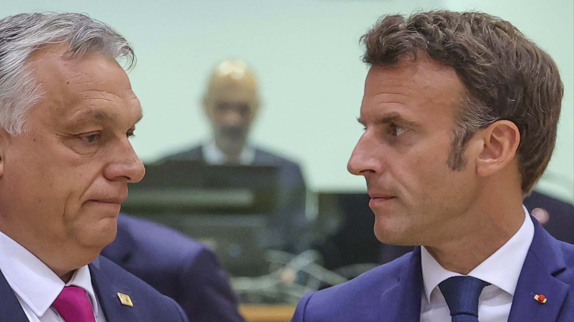 Le premier ministre hongrois Viktor Orban (à gauche, ici en discussion avec le président français Emmanuel Macron) a clairement indiqué qu'il ne pouvait soutenir les nouvelles sanctions que si la sécurité de l'approvisionnement en pétrole de son pays était garantie.