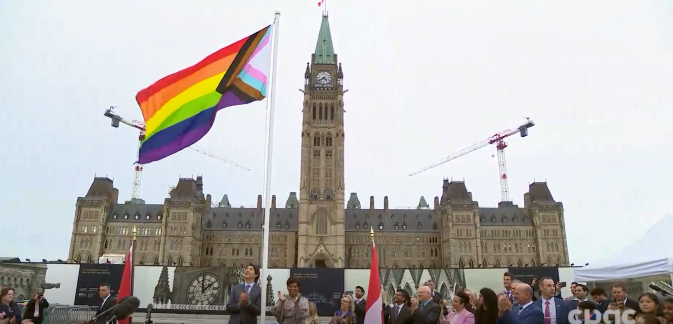 À l’occasion du mois de la Fierté, le premier ministre Justin Trudeau a assisté à la levée du drapeau LGBT au Parlement d’Ottawa.