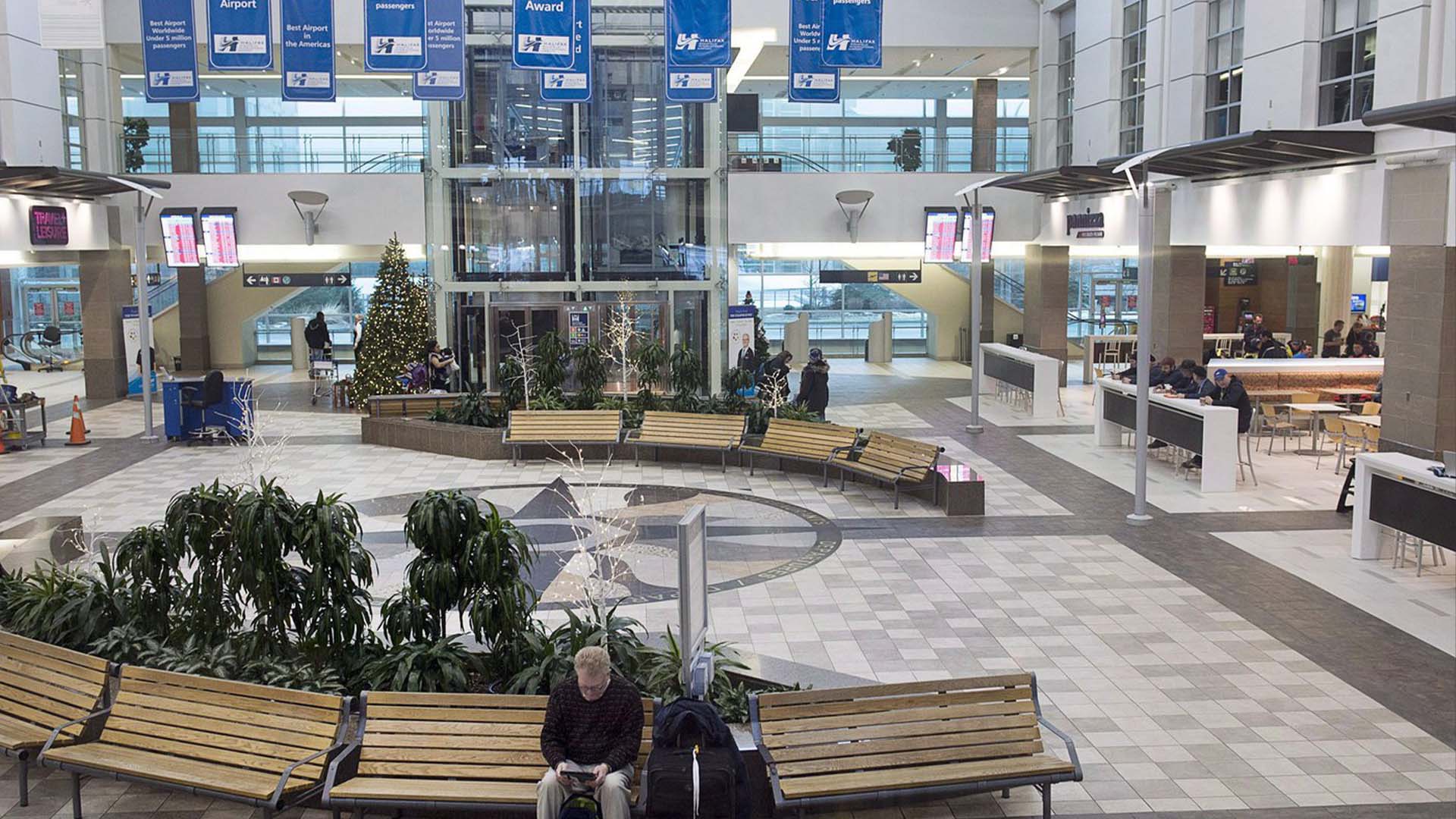 L'aéroport international Stanfield d'Halifax à Halifax le jeudi 4 janvier 2018. Plus de 300 Ukrainiens cherchant refuge au Canada sont arrivés à l'aéroport jeudi soir.