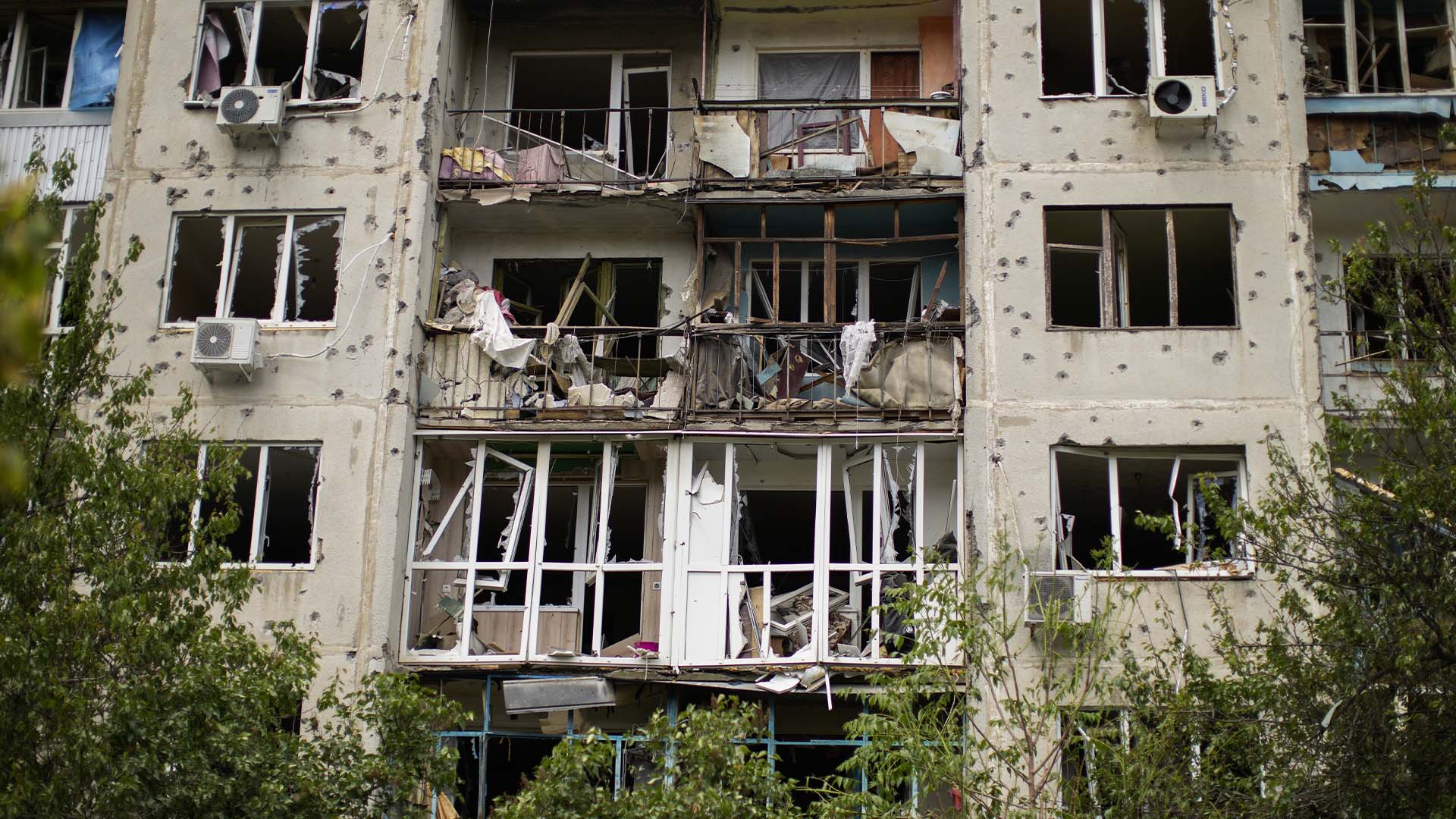 Un immeuble d'appartements endommagé lors d'une frappe de missile pendant la nuit, à Sloviansk, en Ukraine.