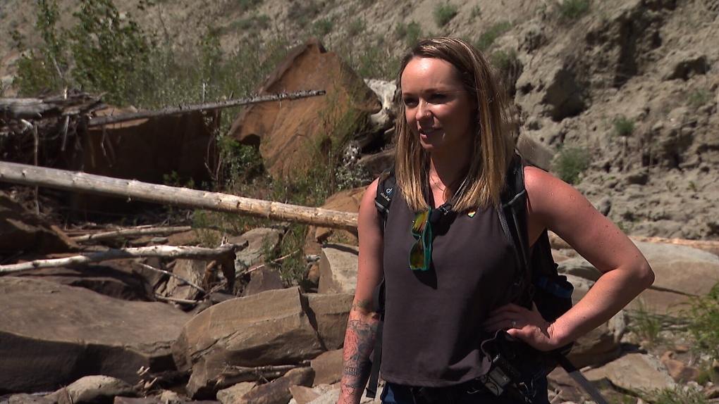 Brenda Sedlak et son mari ont découvert des ossements de dinosaure lors d'une randonnée sur leur nouvelle propriété.