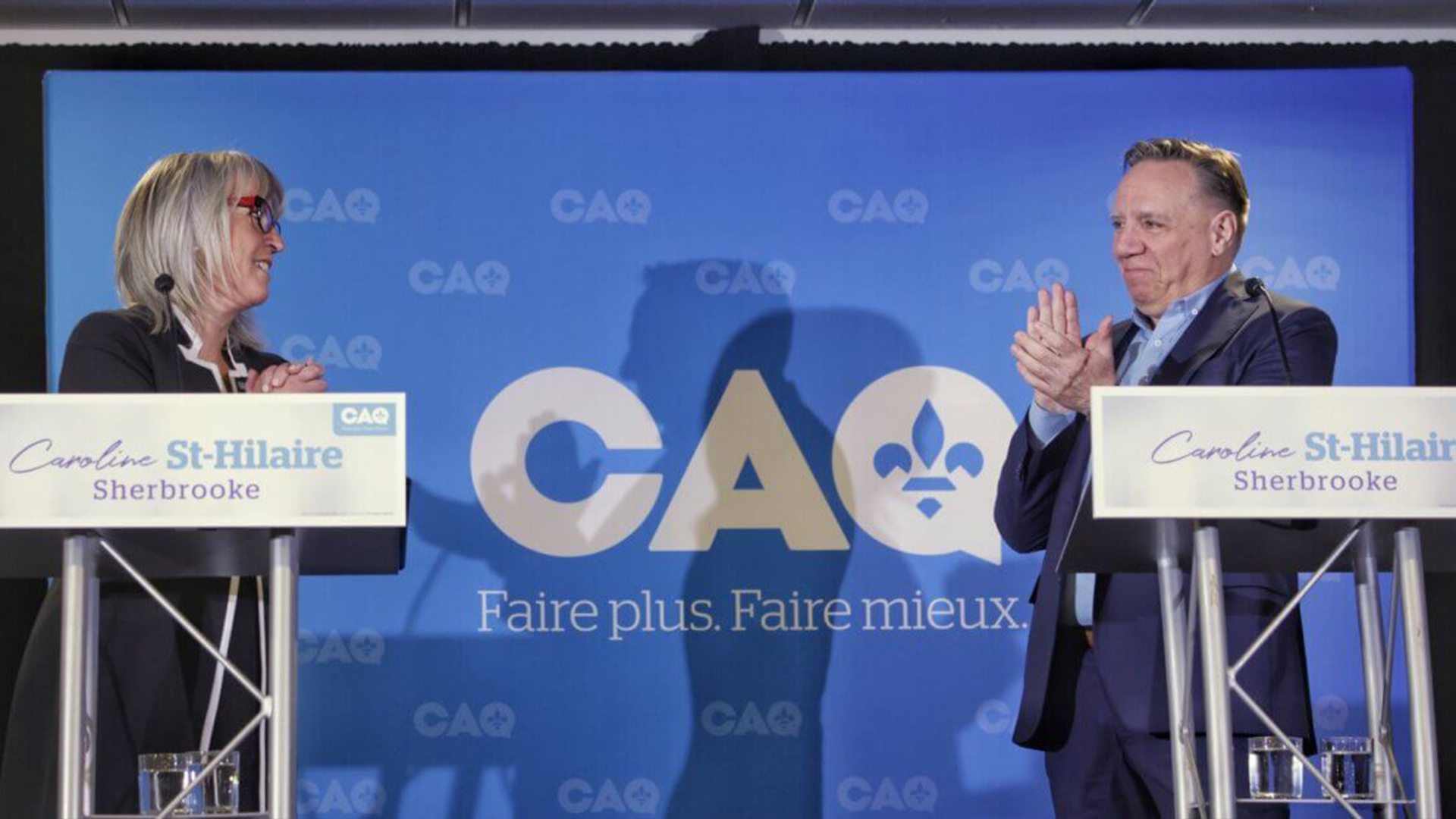 La nouvelle candidate de la CAQ à Sherbrooke, Caroline St-Hilaire, en compagnie du chef de la formation et premier ministre du Québec, François Legault.