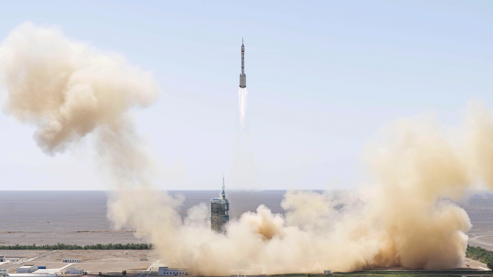 La navette spatiale a décollé du Centre de lancement de satellites Jiuquan situé en bordure du désert de Gobi Desert à 10:44 a.m. (heure locale) grâce à la puissance déployée par la fusée Long March 2F.