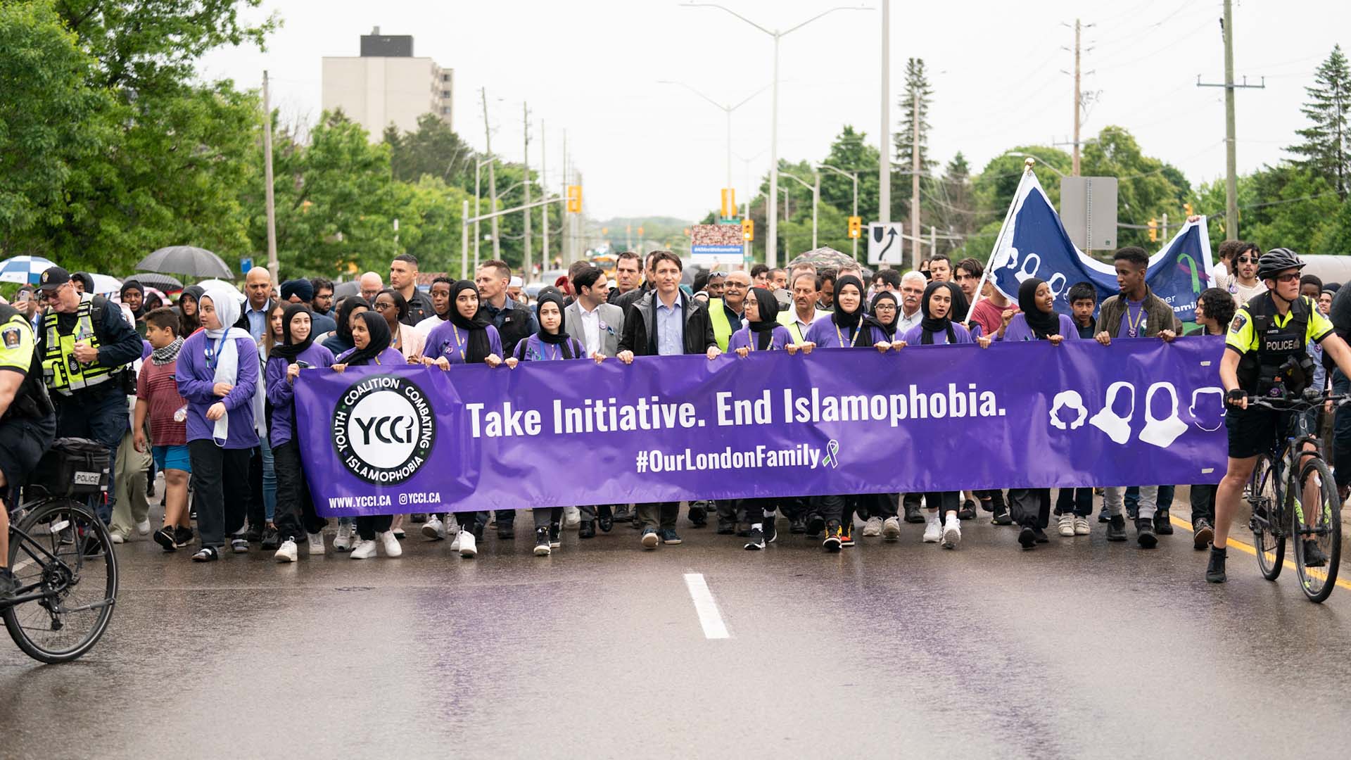 Le premier ministre fédéral Justin Trudeau et le ministre des Transports ont participé à l'événement au cours duquel des amis des victimes et des membres de la communauté musulmane ont réclamé des mesures pour contrer l'islamophobie.