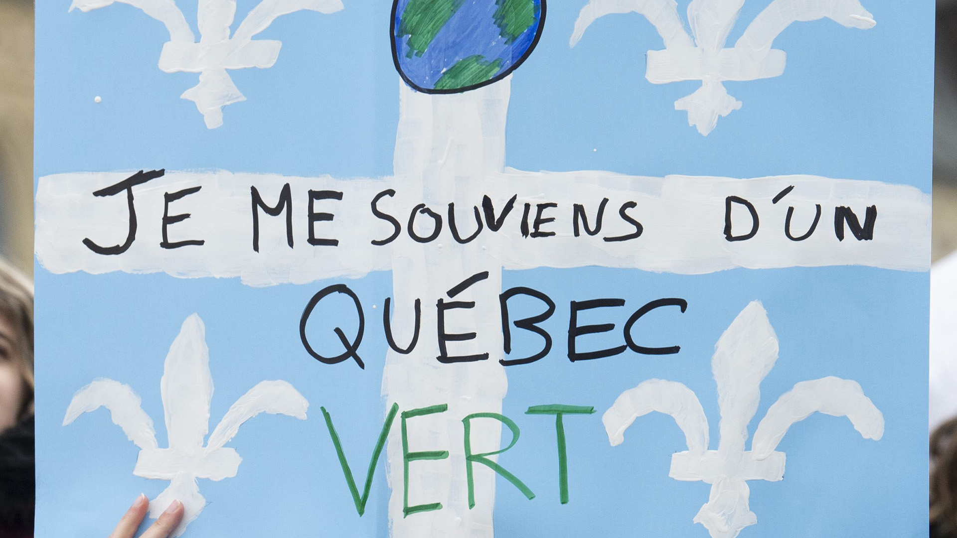 Des étudiants se rassemblent sur la Colline du Parlement pour protester contre les changements climatiques, le vendredi 15 mars 2019 à Ottawa.