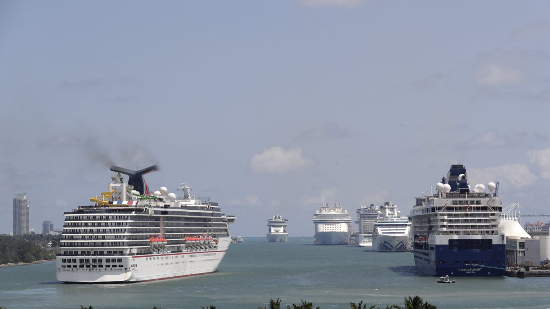 Des navires de croisière flottent à PortMiami, le 7 avril 2020, à Miami.
