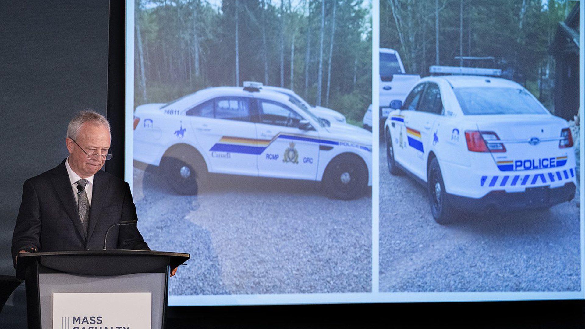 L'avocat de la Commission, Roger Burrill, présente des informations sur l'attirail de police utilisé par Gabriel Wortman, lors de l'enquête de la Mass Casualty Commission sur les meurtres de masse dans les régions rurales de la Nouvelle-Écosse les 18 et 19 avril 2020, à Halifax le lundi 25 avril 2022.
