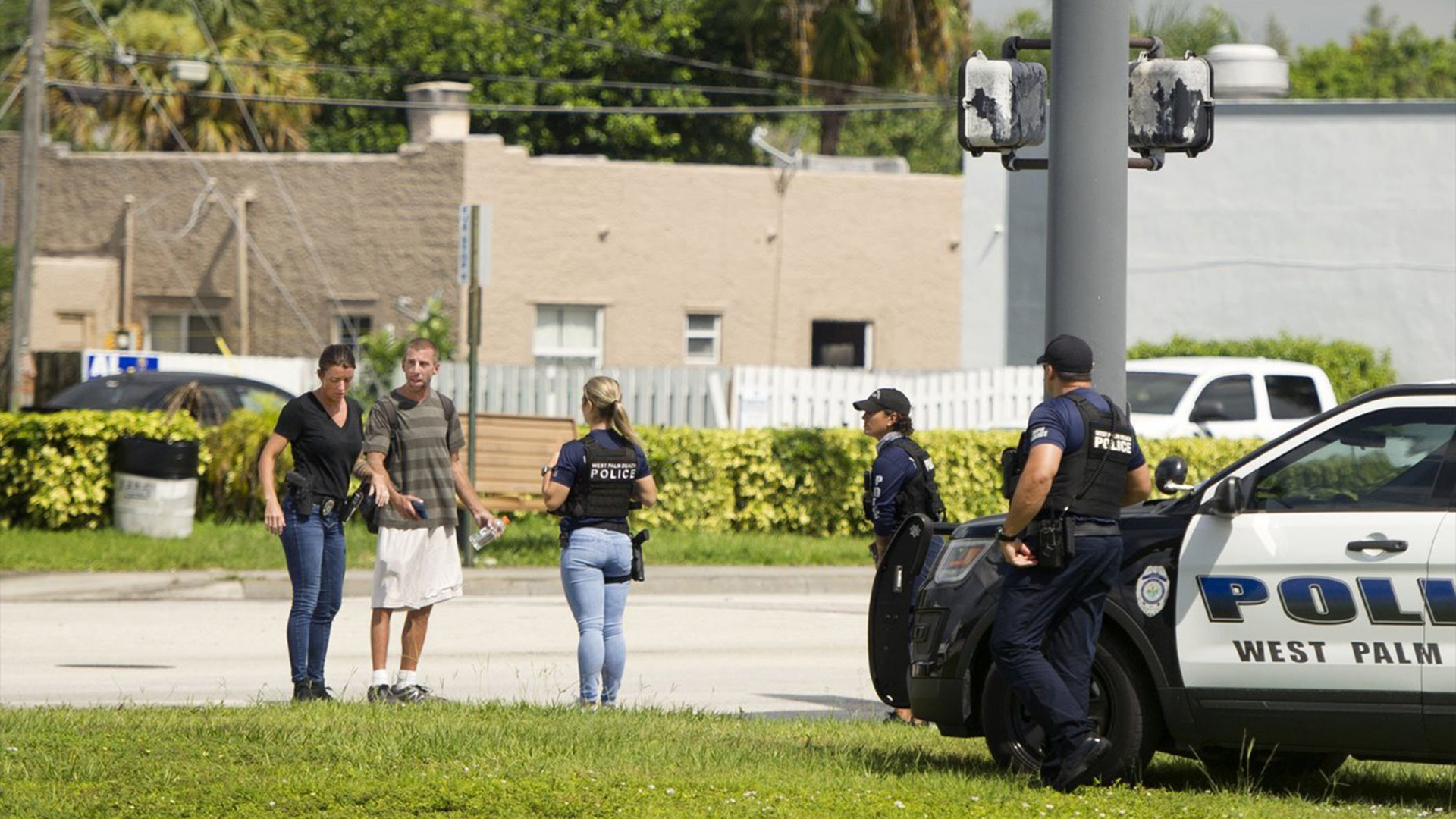 Détective de police de West Palm Beach. Sarah Burgoon Yoos, à gauche, fait de la sensibilisation communautaire le jeudi 20 août 2020 à West Palm Beach, en Floride.