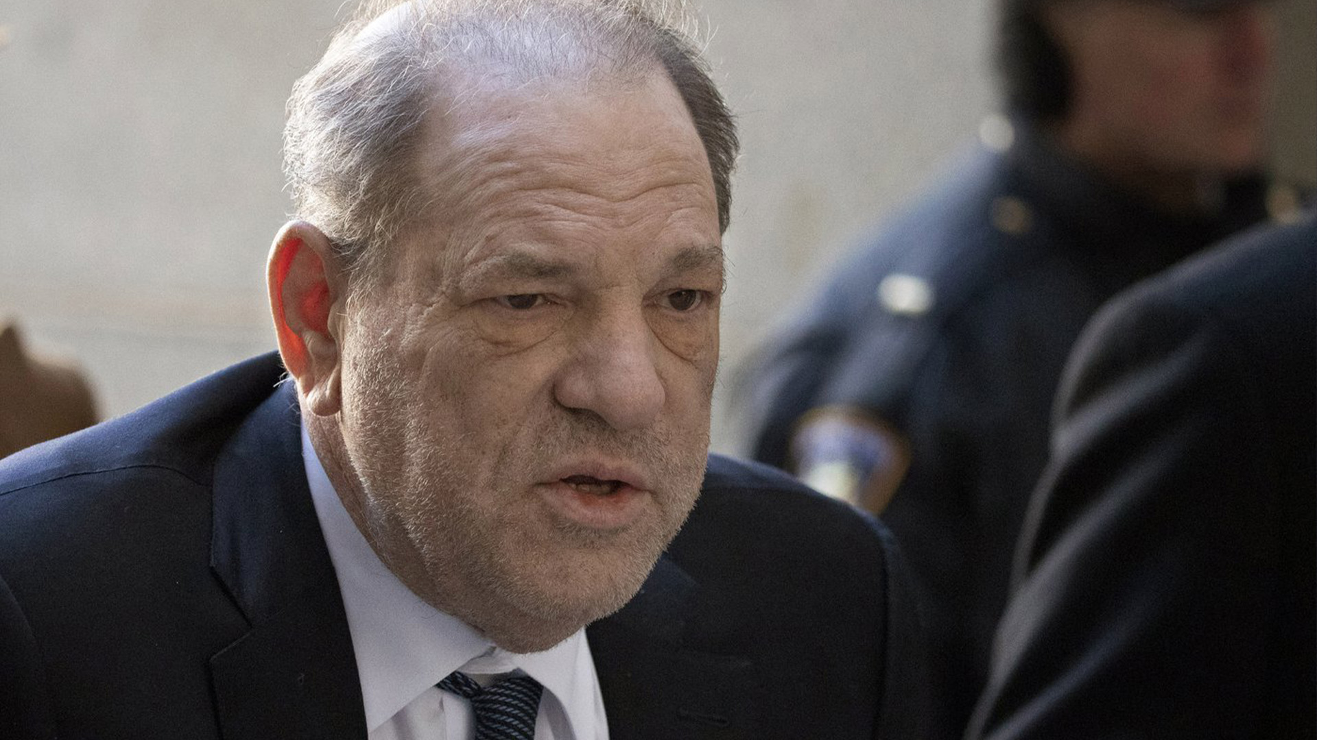 Harvey Weinstein arrive devant un tribunal de Manhattan à New York, alors que les délibérations du jury se poursuivent dans son procès pour viol, le 21 février 2020.