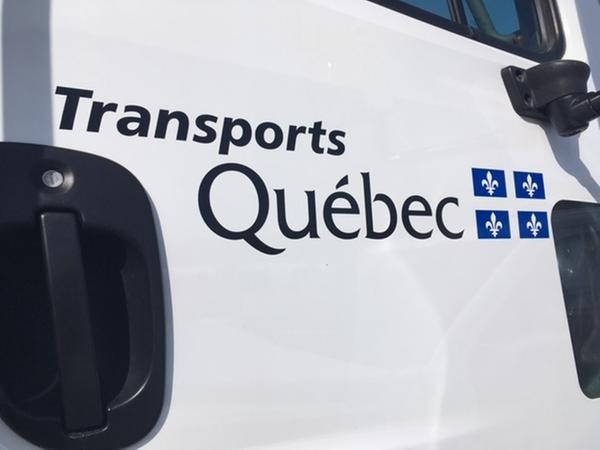 Un camion du ministère des Transports et de la Mobilité durable du Québec (MTMD)