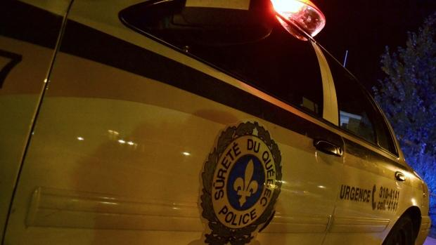Une voiture patrouille de la Sûreté du Québec la nuit