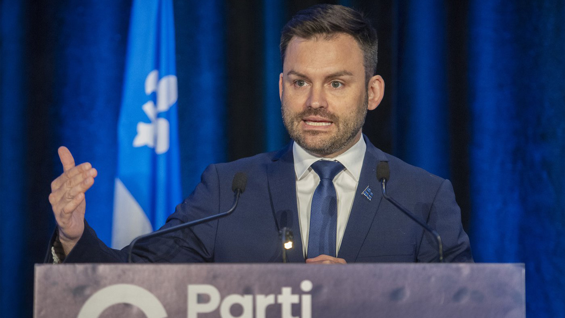 Le chef du Parti québécois, Paul St-Pierre Plamondon, prend la parole lors de la réunion du conseil national du parti à Boucherville, au Québec, le samedi 28 mai 2022.