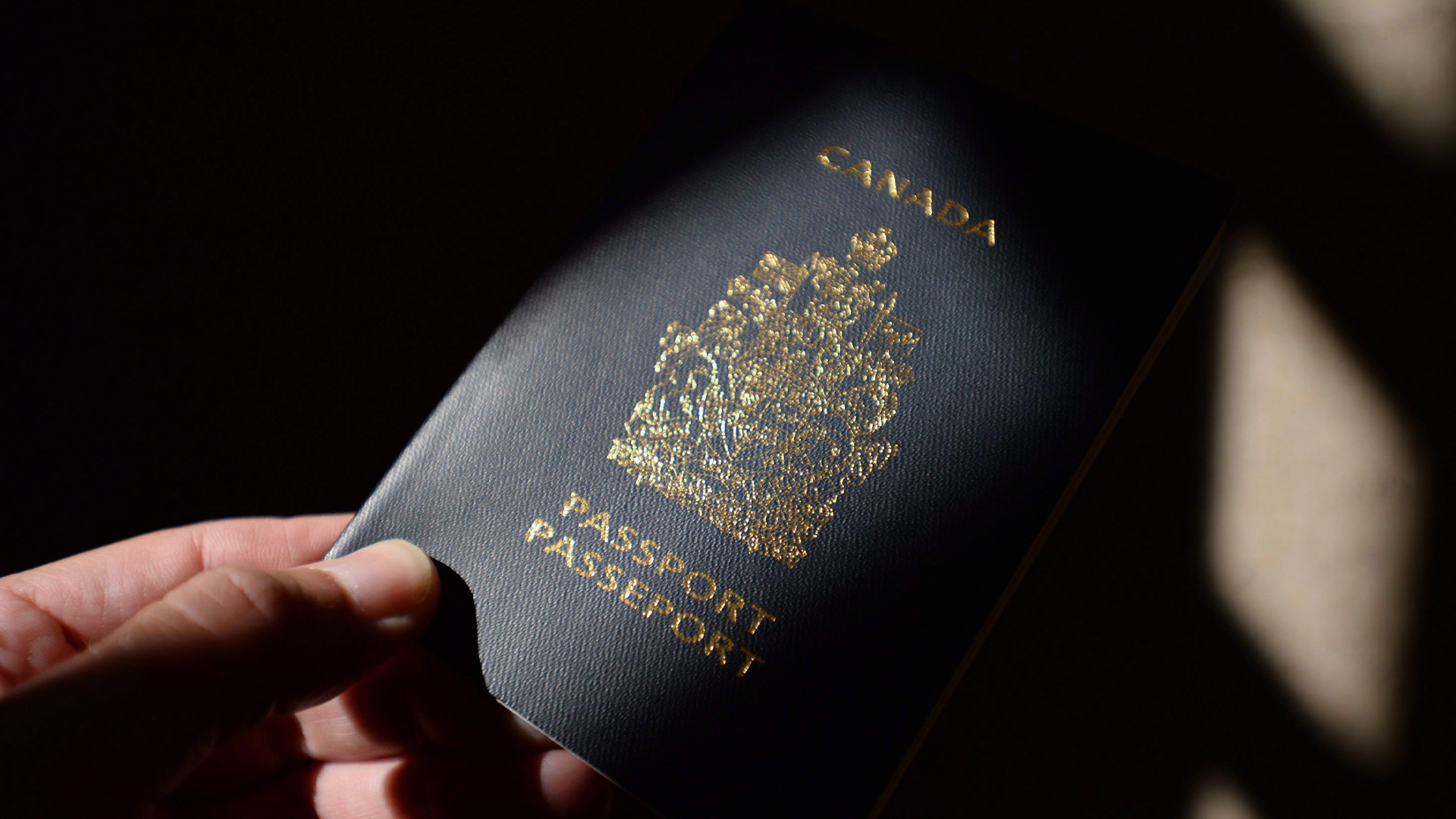 Les demandes de passeport continuent d'exploser au Canada.