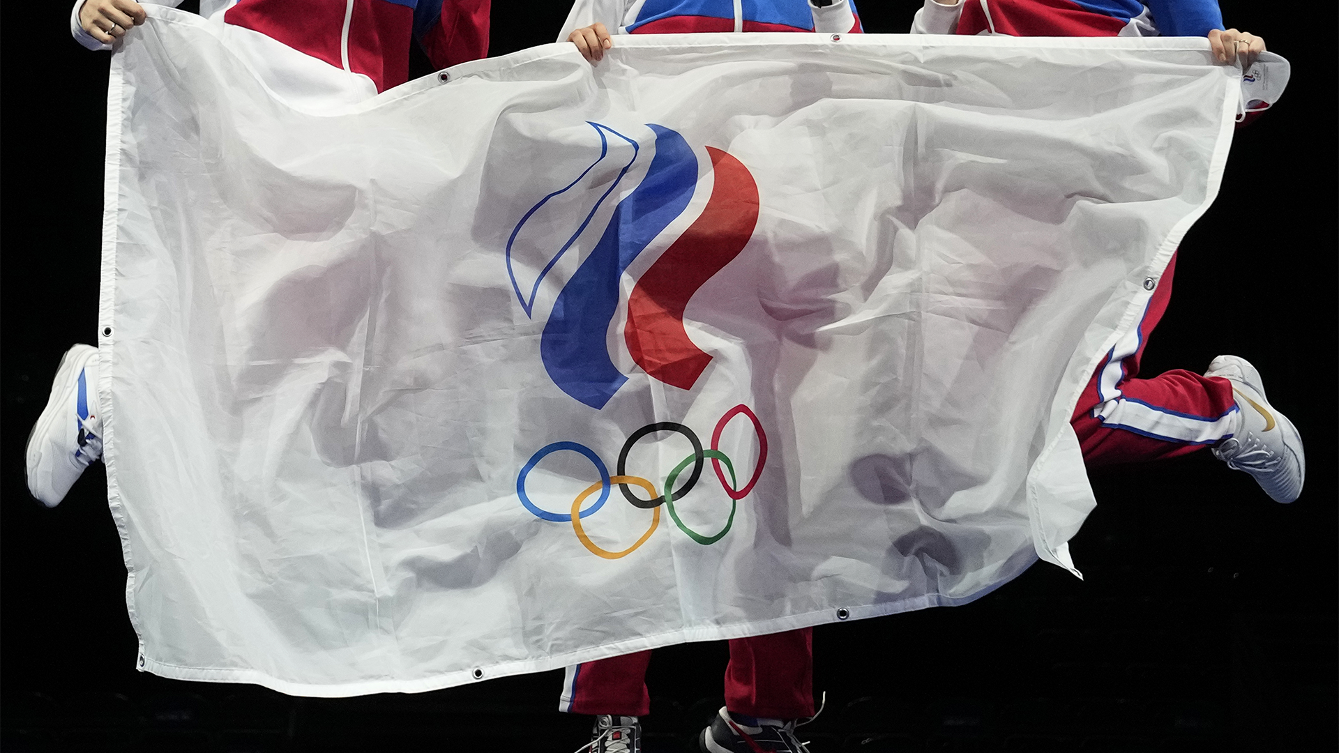 Des athlètes russes célèbrent aux Jeux olympiques de 2020.