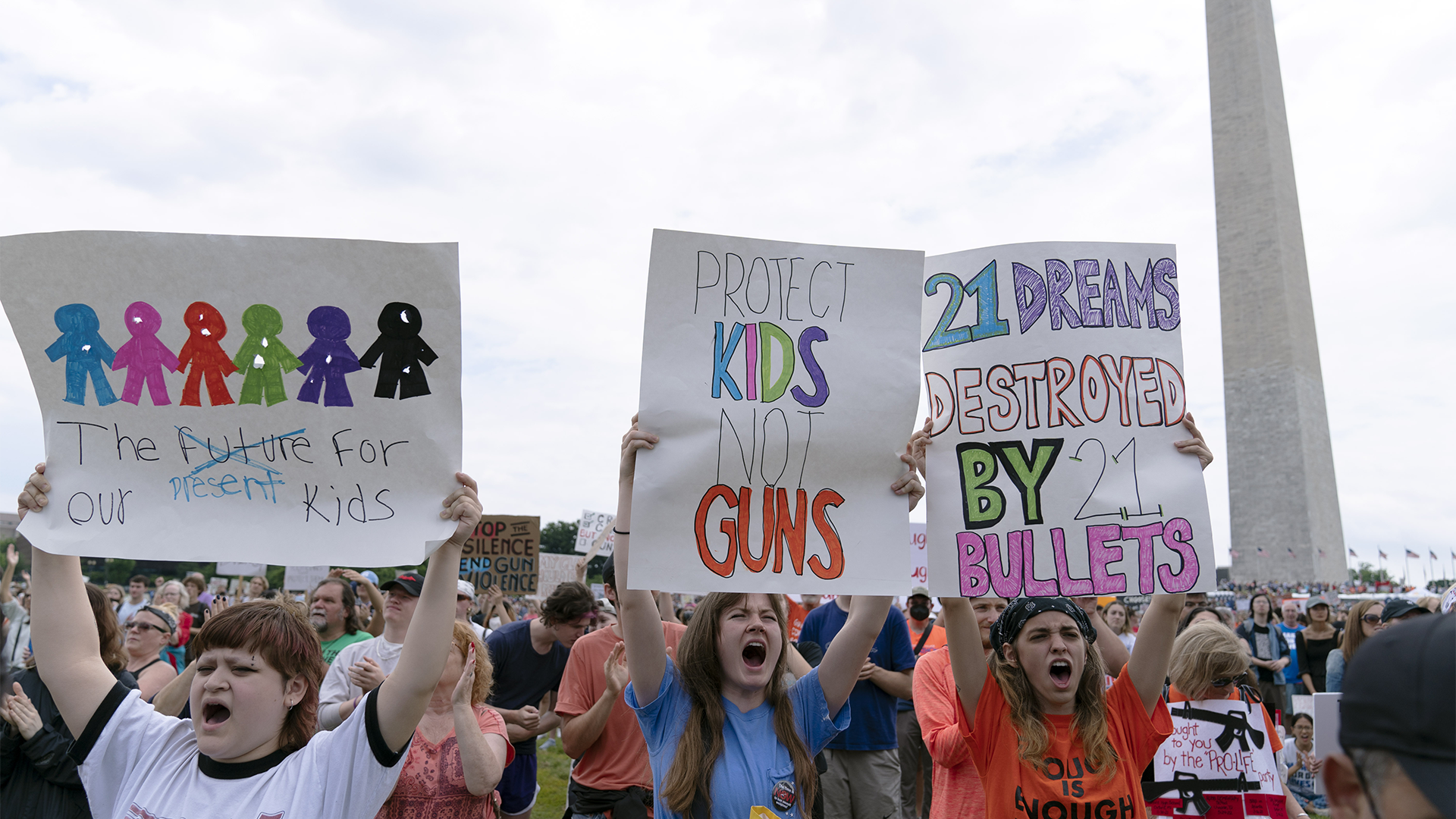 Des manifstants brandissent des pancartes arborant des slogans en faveur d'un meilleur contrôle des armes à feu lors d'une marche à Washington le 11 juin.