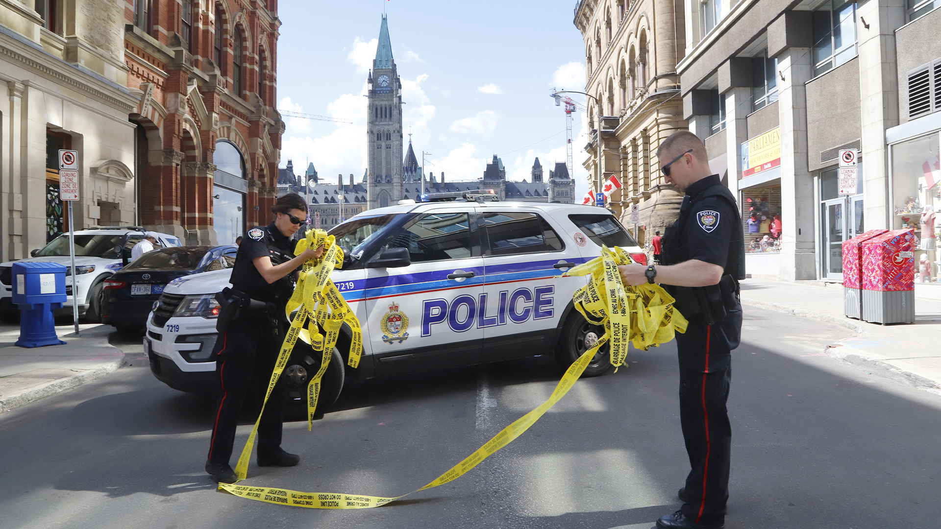 La colline du Parlement à Ottawa a rouvert ses portes après qu'une enquête policière sur une «possible menace» ait maintenu la Cité parlementaire fermée pendant plusieurs heures samedi après-midi.