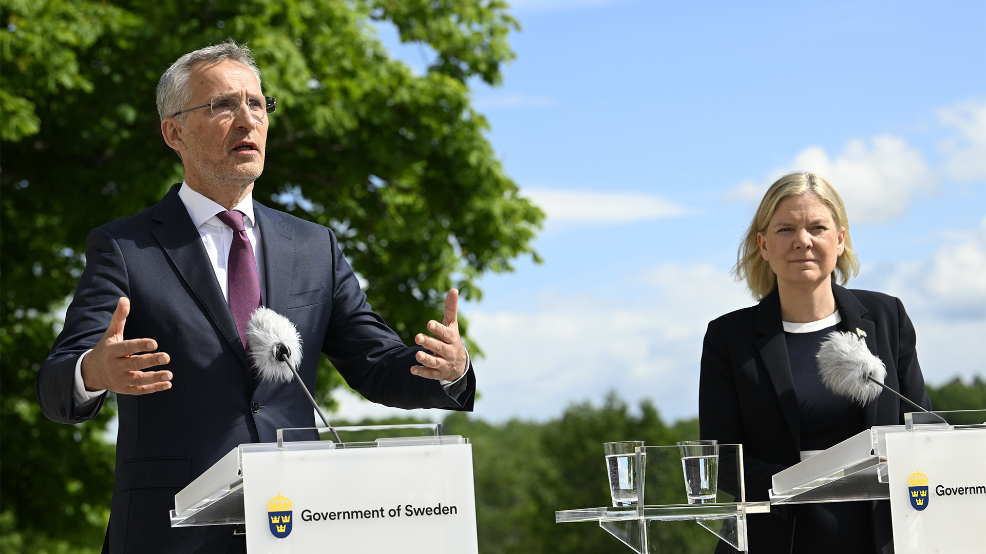 Le secrétaire général de l'OTAN, Jens Stoltenberg (gauche), en compagnie de la première ministre de la Suède, 