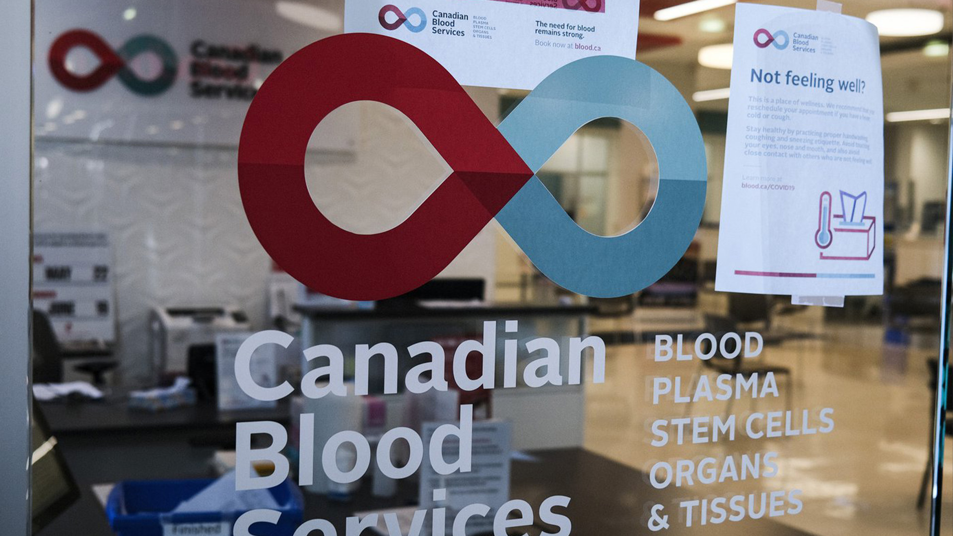 Une clinique de collecte de sang photographiée dans un centre commercial de Calgary, en Alberta, le vendredi 27 mars 2020.&nbsp;La Société canadienne du sang affirme avoir du mal à reconstituer un approvisionnement national extrêmement bas causé par la pandémie de COVID-19.