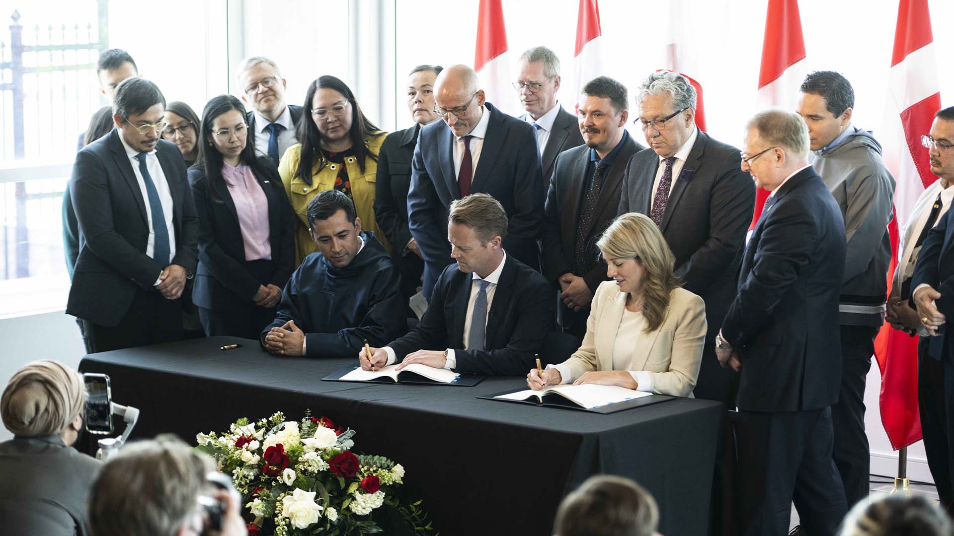 Mme Joly et le ministre danois des Affaires étrangères, Jeppe Kofod, ont signé mardi un accord pour diviser l'île de Hans, un rocher inhabité situé entre l'île d'Ellesmere, au Nunavut, et le Groenland, un territoire danois autonome.