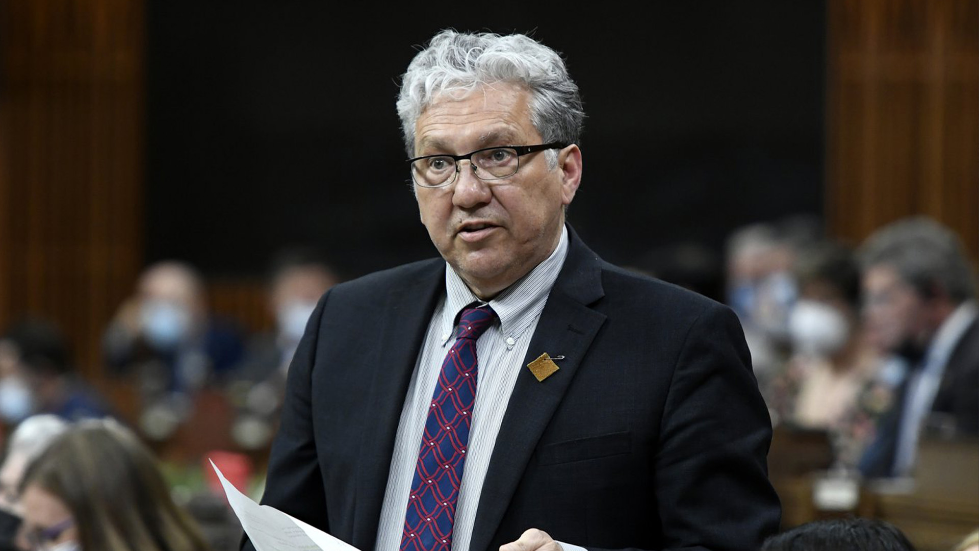 Le ministre des Affaires du Nord, Dan Vandal, se lève pendant la période des questions à la Chambre des communes sur la Colline du Parlement à Ottawa, le jeudi 9 juin 2022.