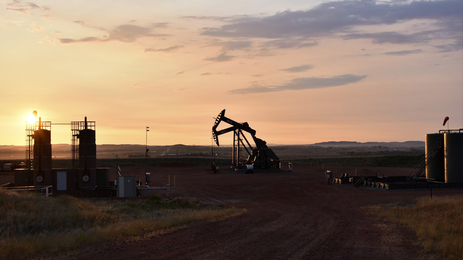 Un puits de pétrole fonctionne au lever du soleil le 25 août 2021 à Watford City, N.D., une partie du comté de McKenzie.