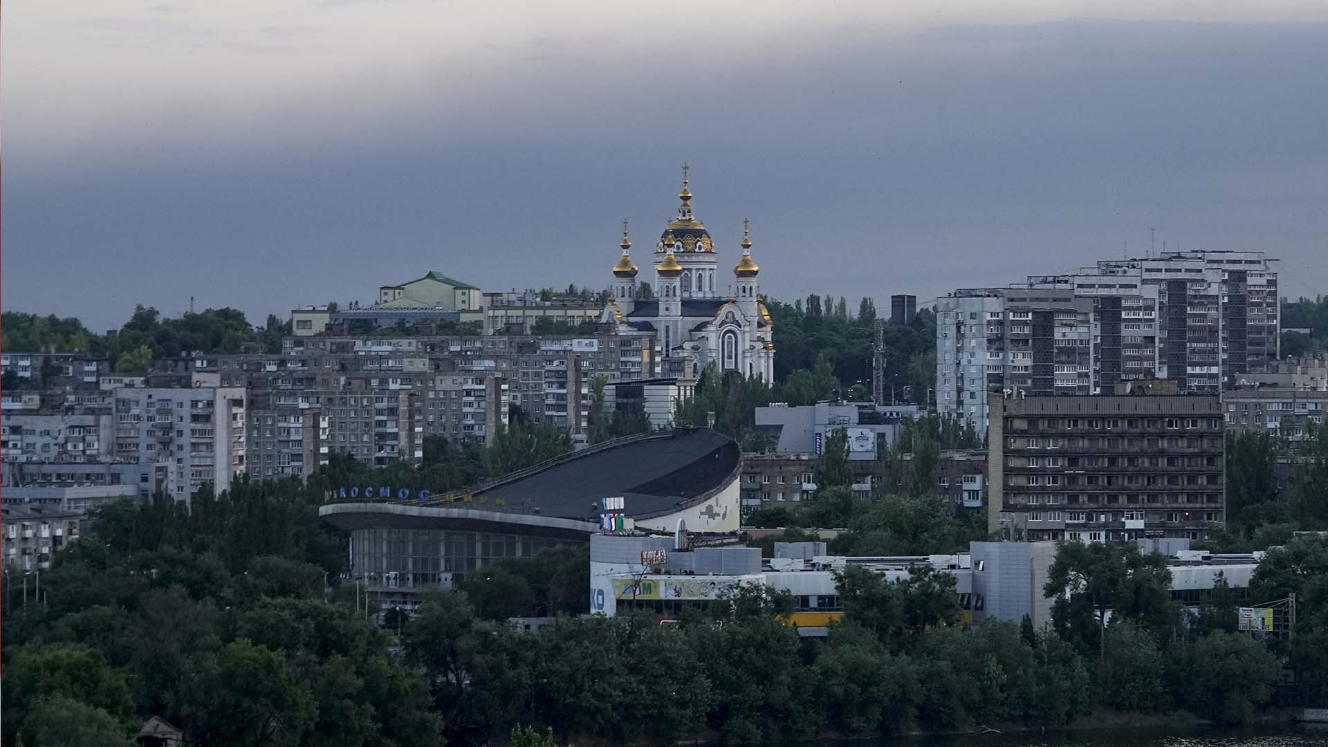 De la fumée est visible au-dessus de l'horizon après un bombardement à Donetsk, sur le territoire qui est sous le contrôle du gouvernement de la République populaire de Donetsk, dans l'est de l'Ukraine,