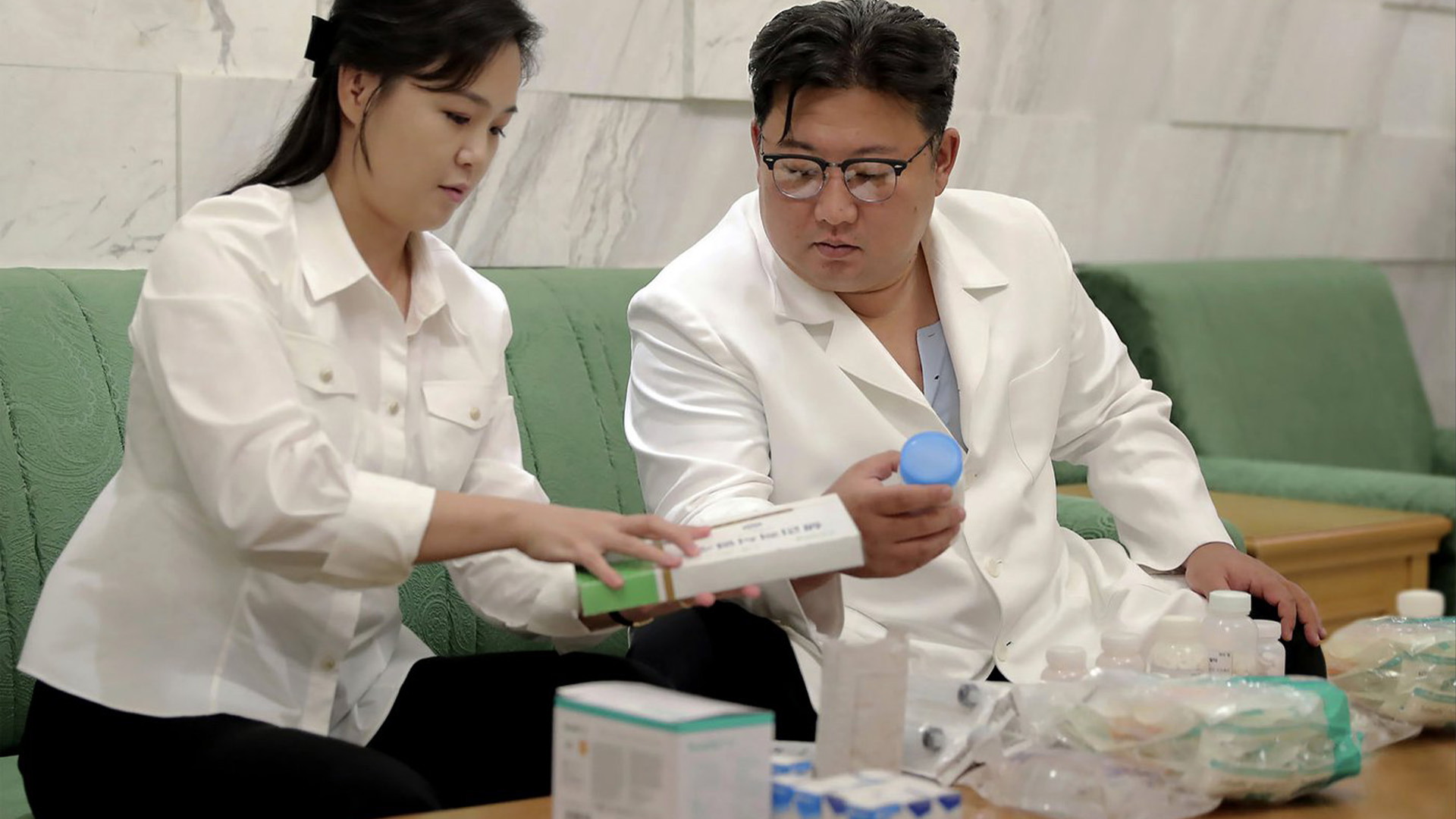 Le principal quotidien du pays, le Rodong Sinmun, a publié en première page une photo montrant Kim Jong-un et sa femme Ri Sol-ju en train d'examiner des solutions salines et des médicaments dont, selon la publication, ils ont fait don.