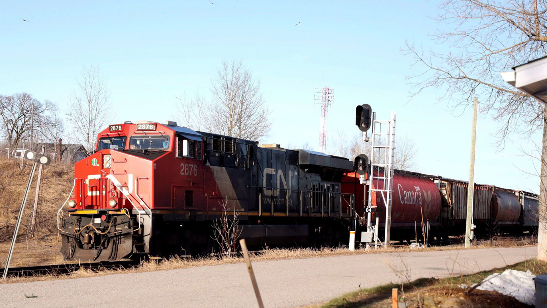 Un train de marchandises du CN traverse Sioux Lookout, en Ontario, le lundi 23 avril 2018.