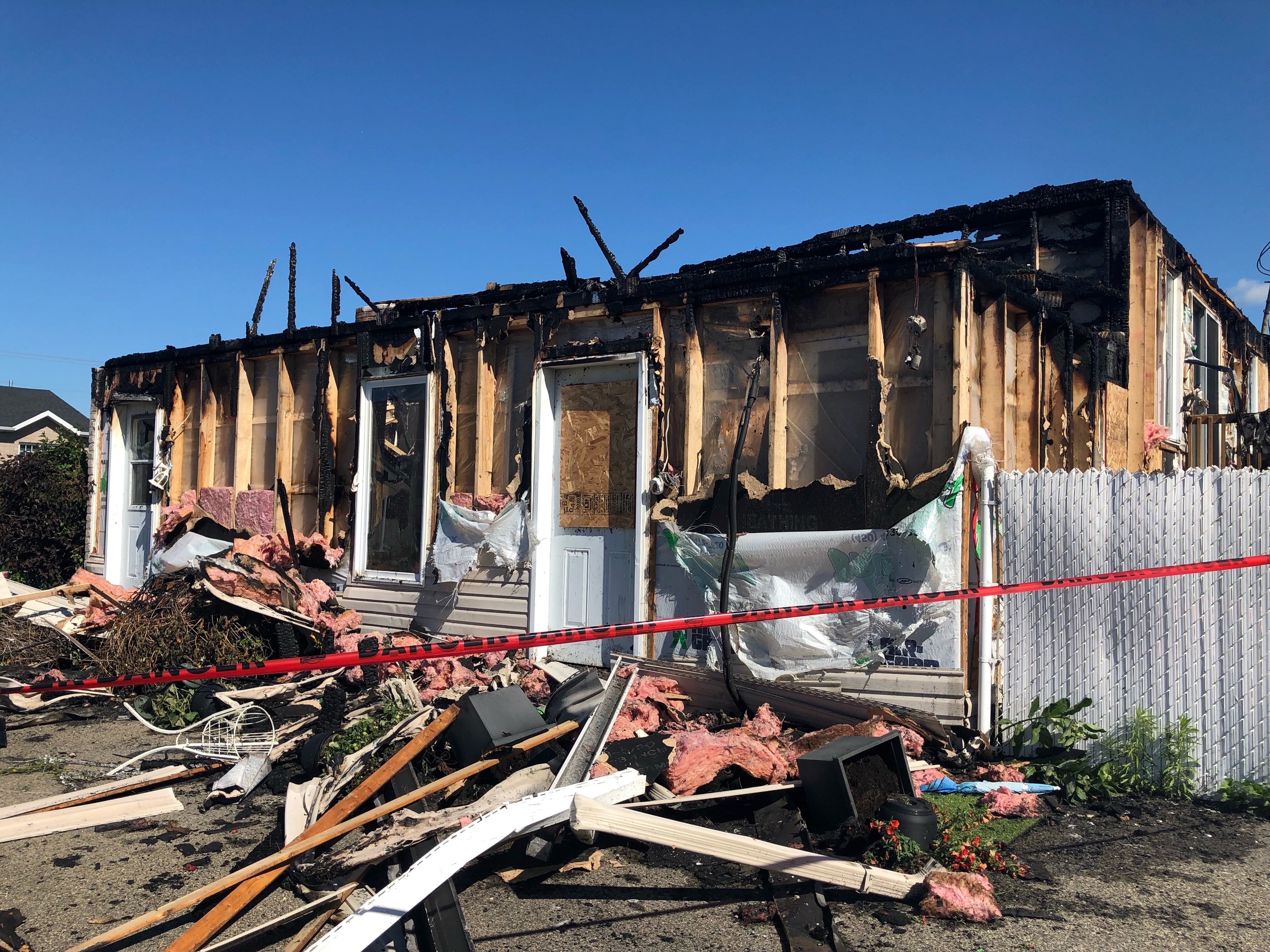 «Je n'ai jamais vu un incendie causé par la foudre détruire des maisons au cours de mes 22 années en tant que policier», a déclaré l'inspecteur Jean-Philippe Labbé de la Régie de Police du Lac des Deux-Montagnes.