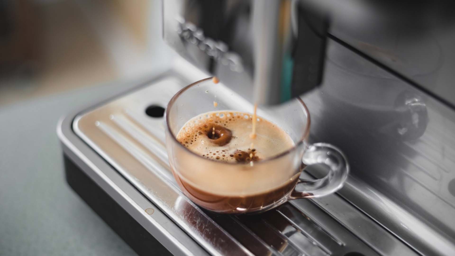 Une nouvelle étude internationale a révélé que la consommation de café, avant d'aller faire l'épicerie, peut avoir un impact sur les produits que les consommateurs choisissent d'achete, ainsi que sur le montant de leurs dépenses.