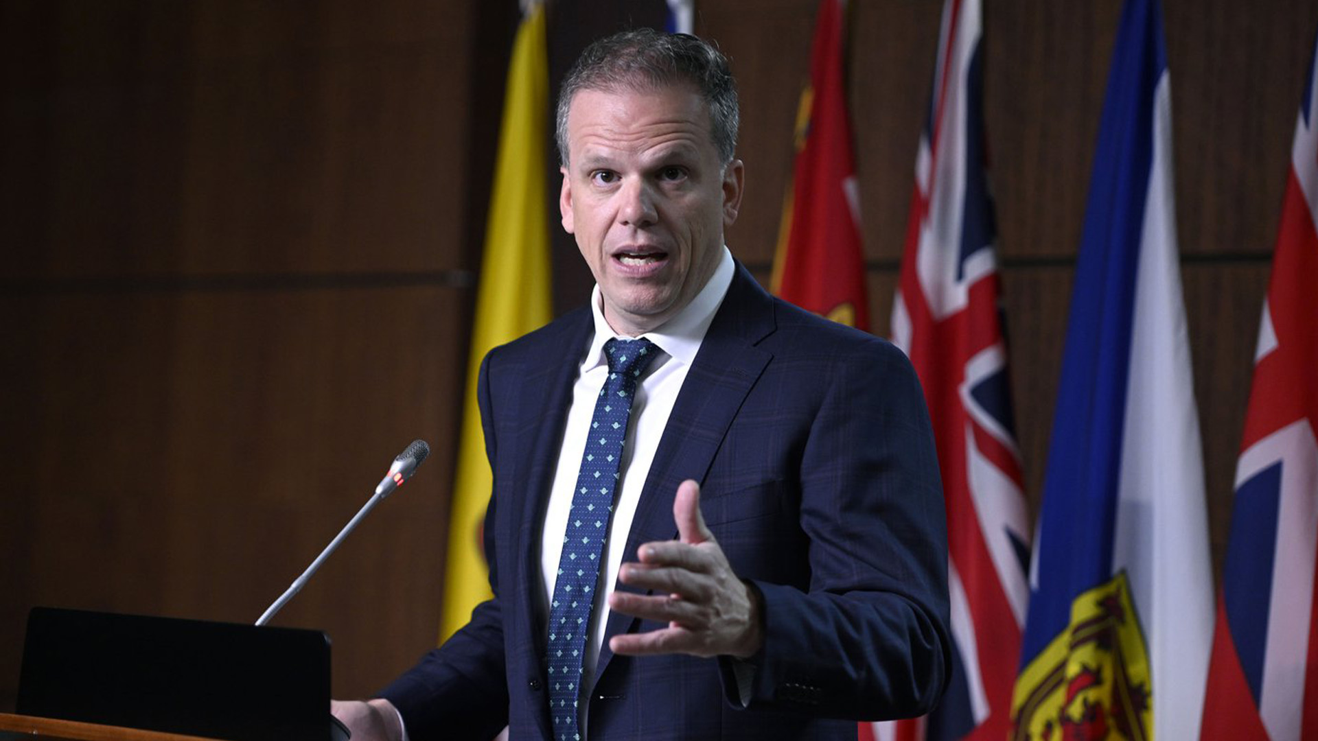 Le chef du gouvernement à la Chambre des communes, Mark Holland, participe à une conférence de presse pour discuter du travail du gouvernement lors de la session de printemps, sur la Colline du Parlement à Ottawa, le lundi 20 juin 2022.