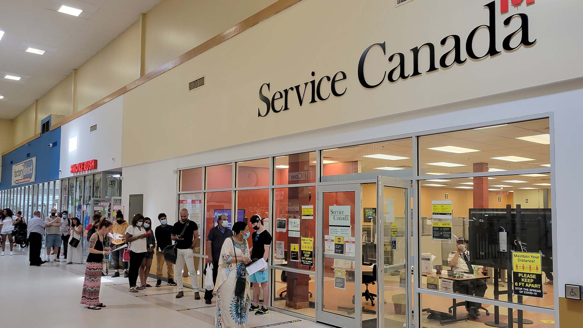 La secrétaire parlementaire a indiqué que les employés de Service Canada travaillent des heures supplémentaires, les week-ends, et qu'ils seront à l'œuvre durant les longues fins de semaine de la Fête nationale du Québec et de la fête du Canada.