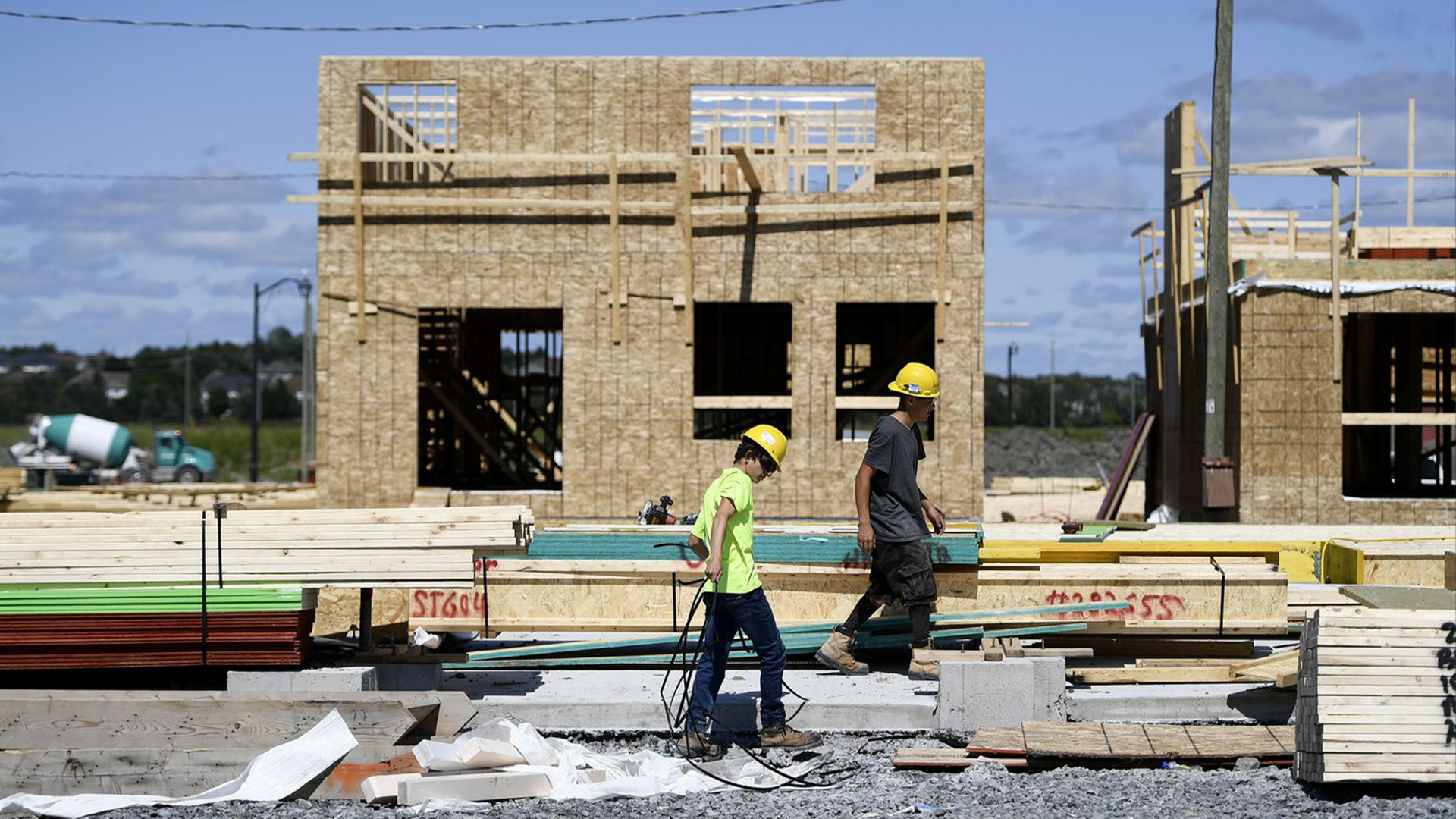 Des constructeurs travaillent sur le chantier d'une maison dans un nouveau lotissement de la banlieue d'Ottawa à Kanata, le vendredi 30 juillet 2021.
